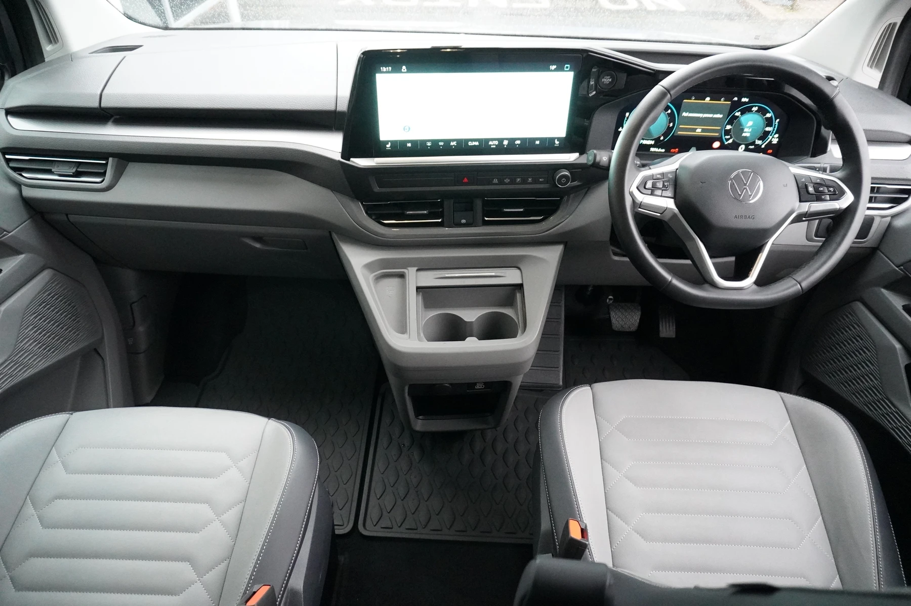 Volkswagen-Transporter-image-12