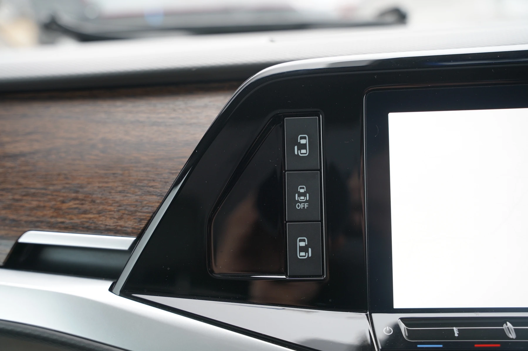 Volkswagen-Multivan-image-22