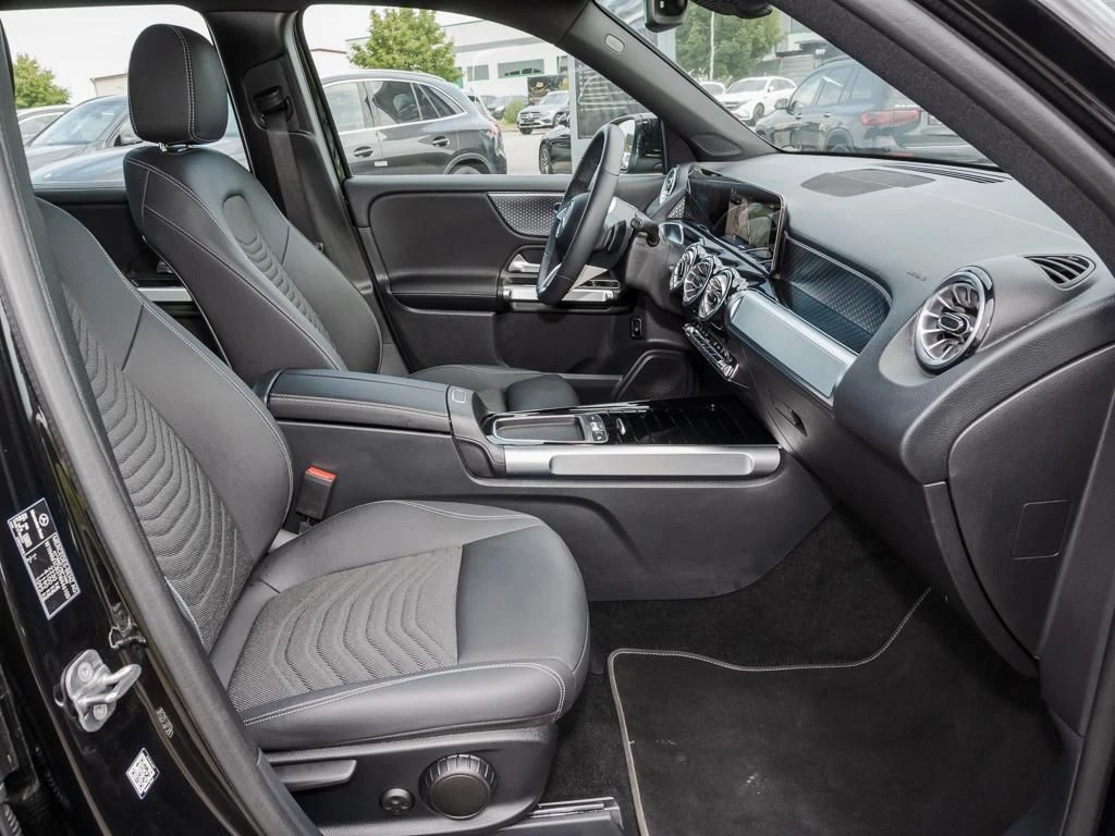 Mercedes-Benz-GLB 200 d-image-11