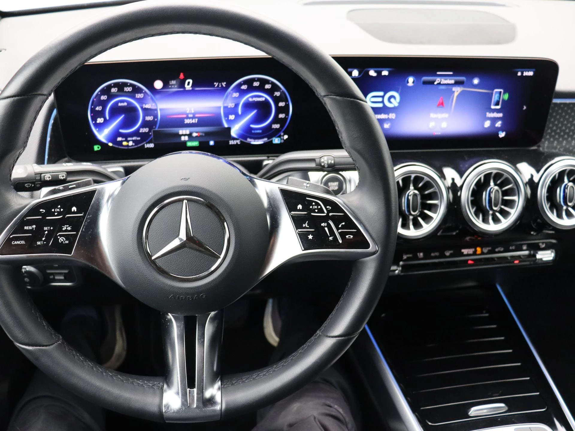 Mercedes-Benz-EQB-image-11