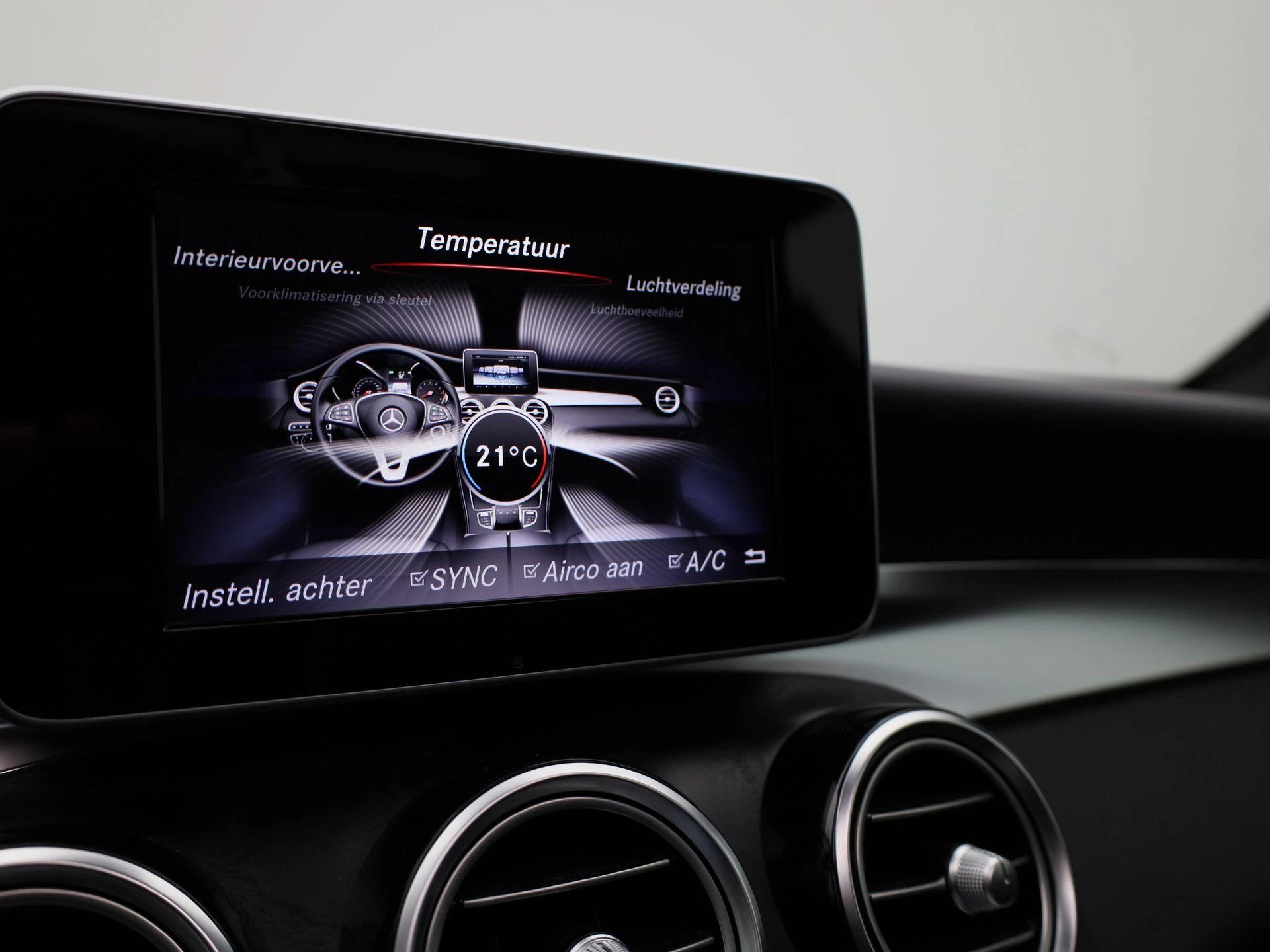 Mercedes-Benz-GLC-image-32