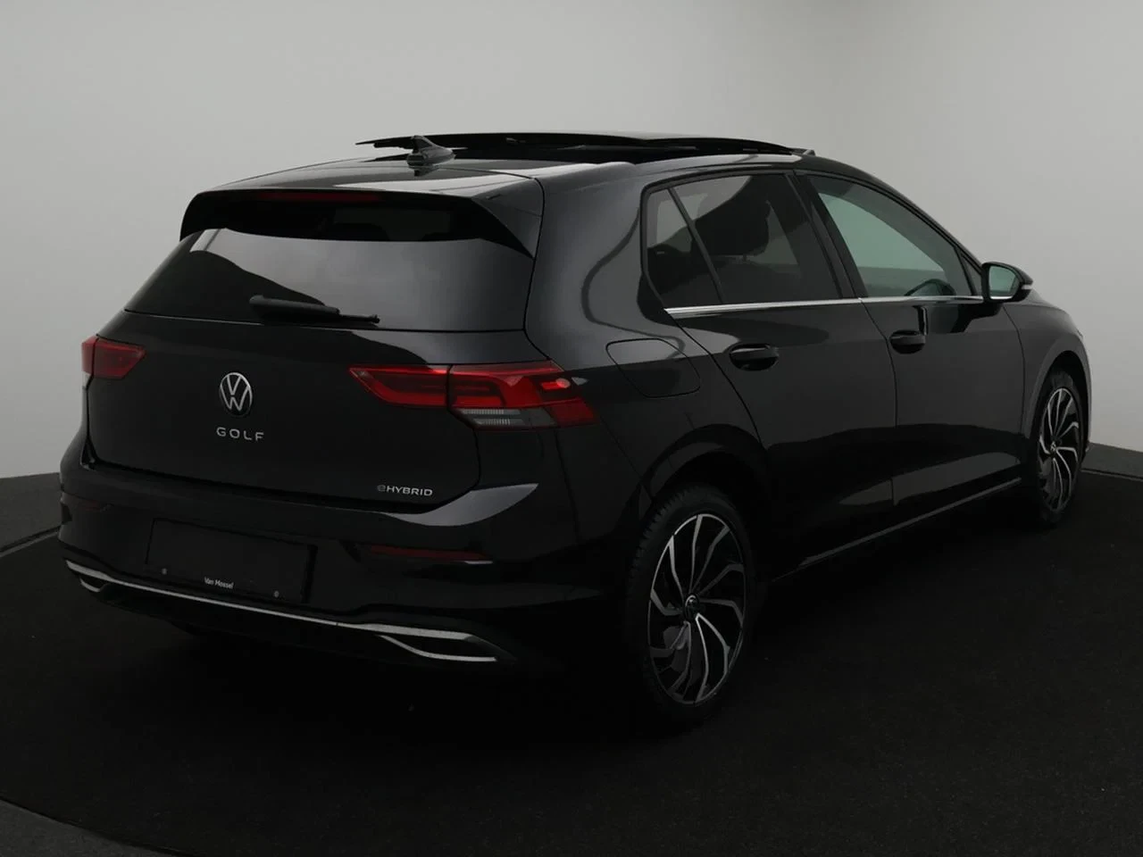 Volkswagen-Golf-image-4