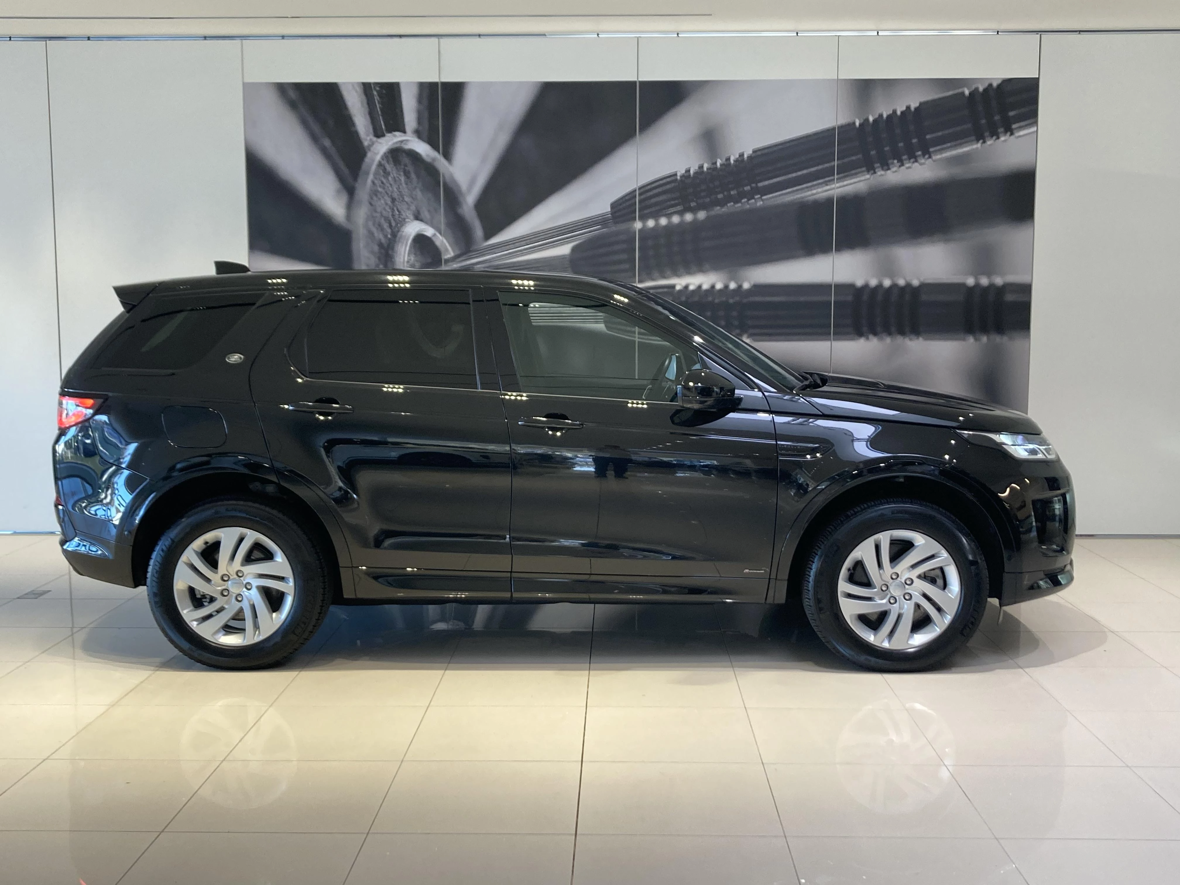 Land Rover-Discovery Sport-image-6