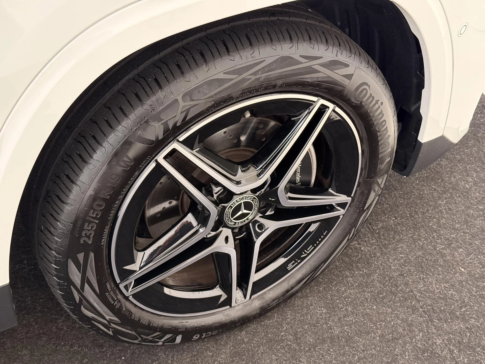 Mercedes-Benz-GLA-image-36