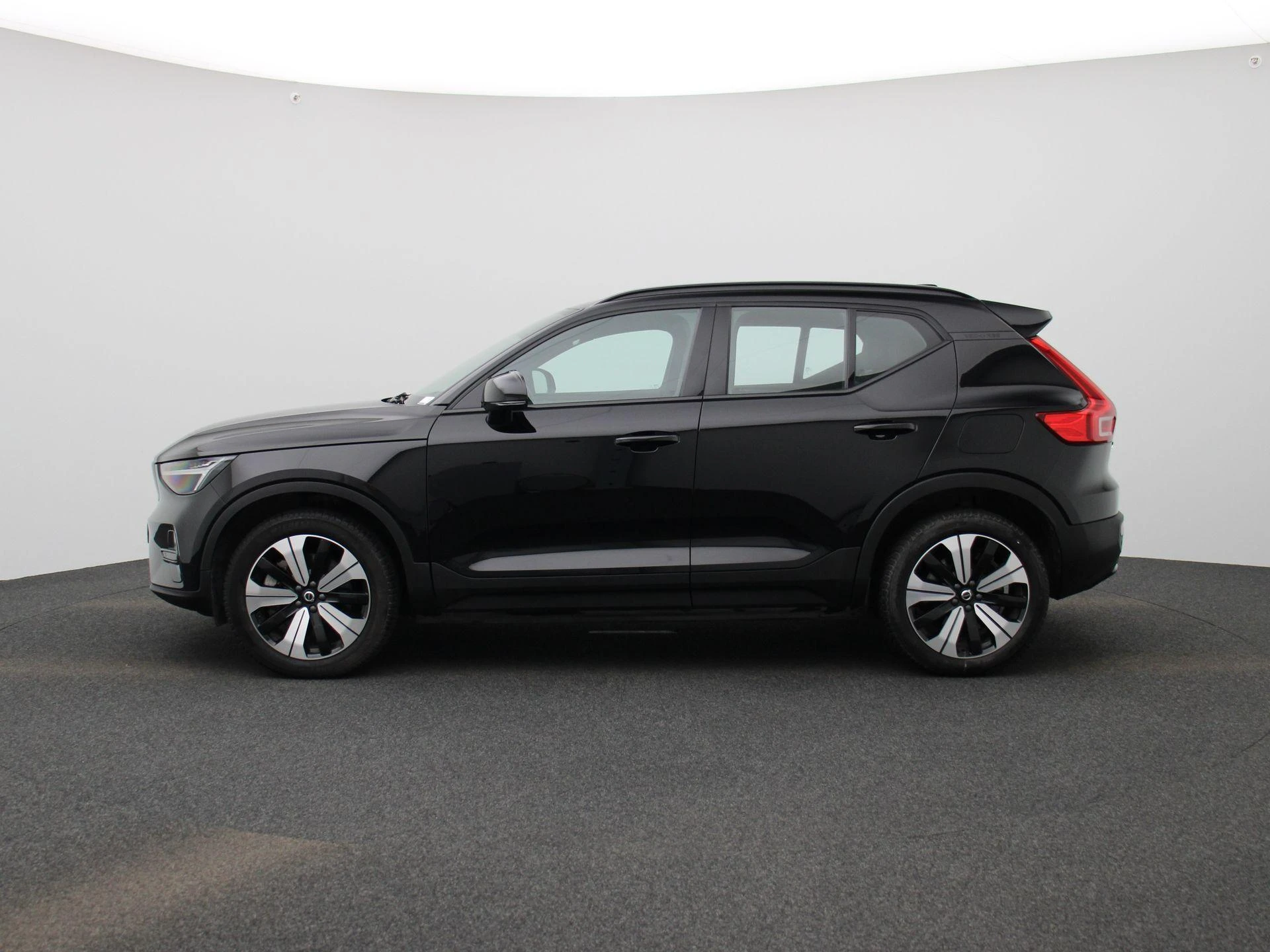 Volvo-EX40-image-3