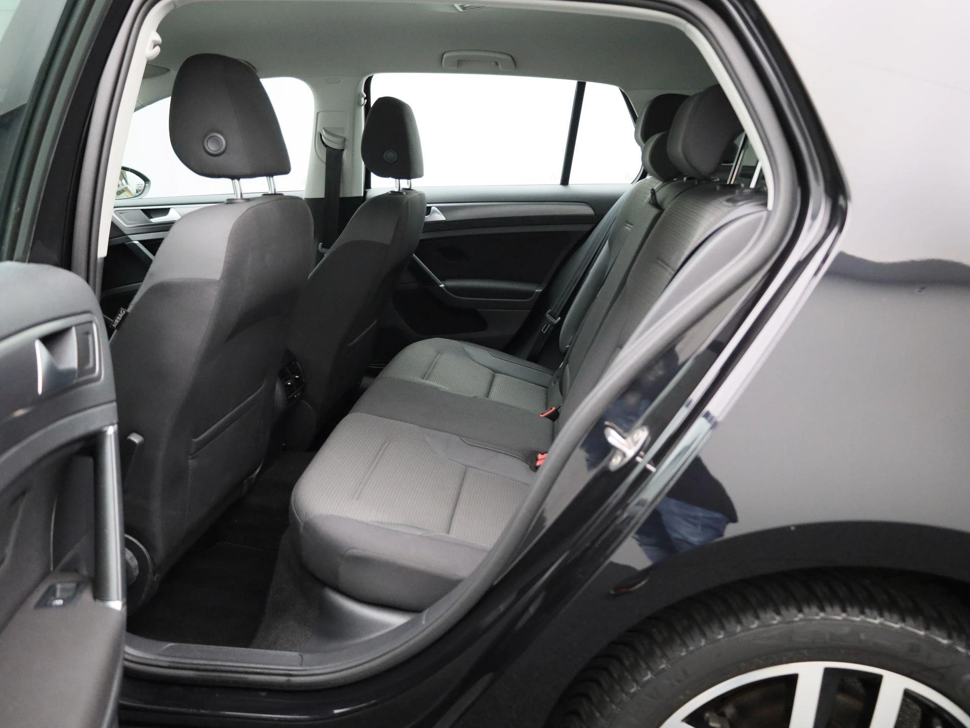 Volkswagen-e-Golf-image-9