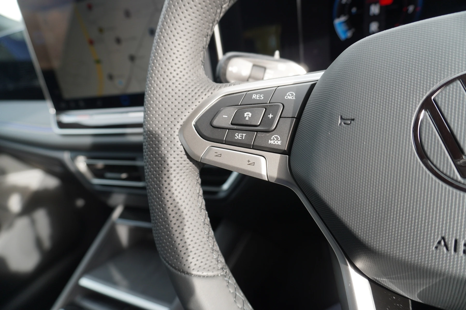Volkswagen-Tiguan-image-35