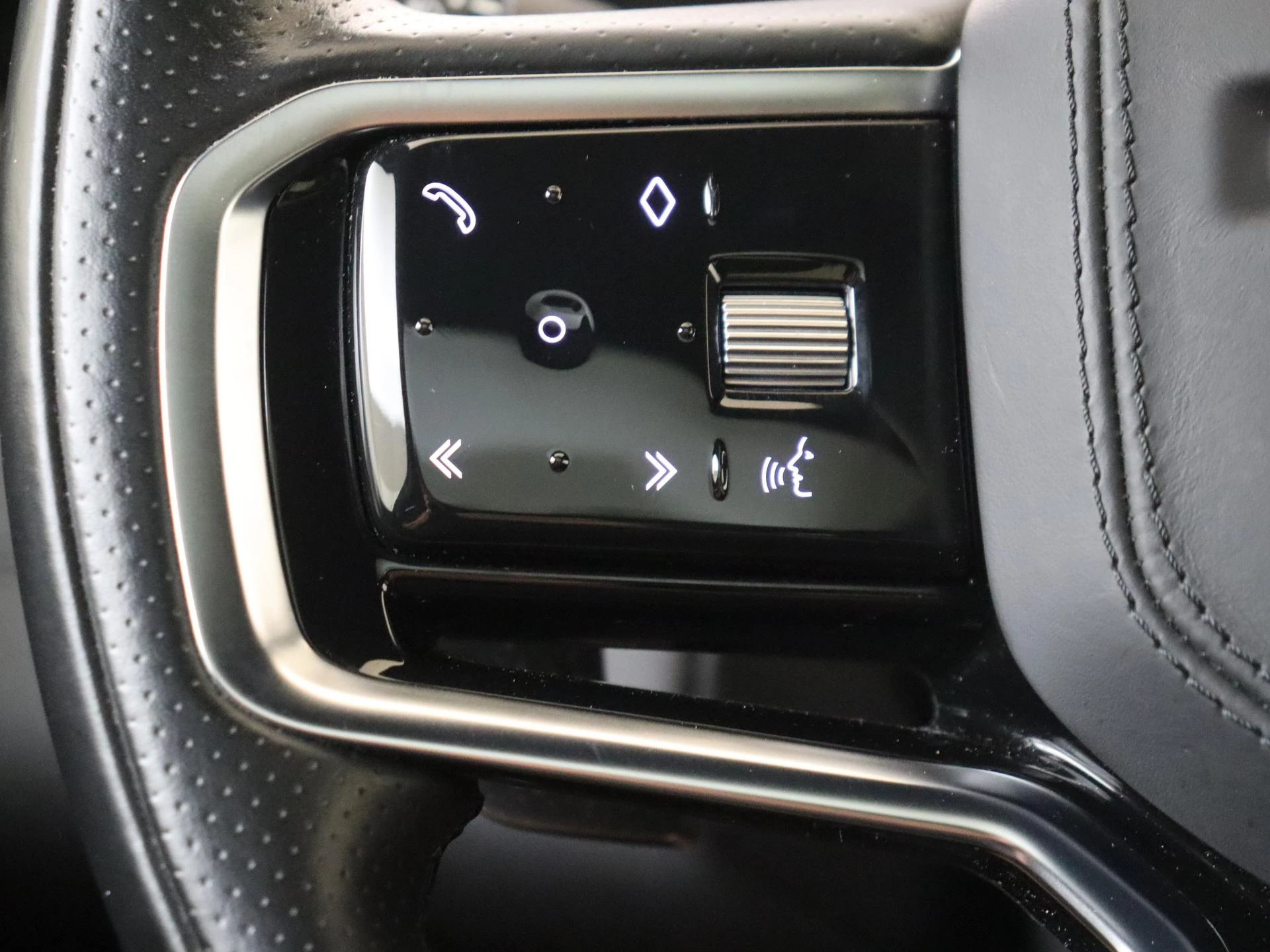 Land Rover-Range Rover Evoque-image-11