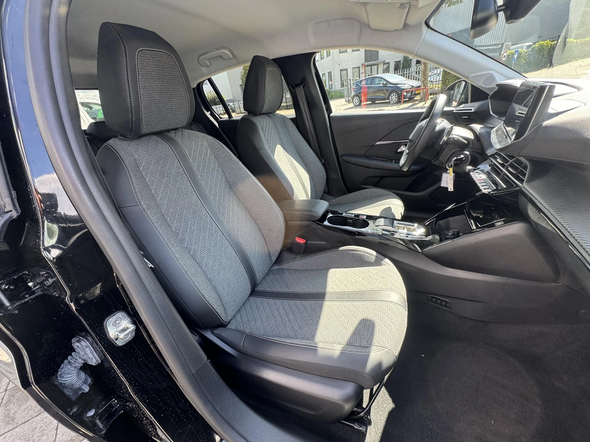 Peugeot-208-image-14