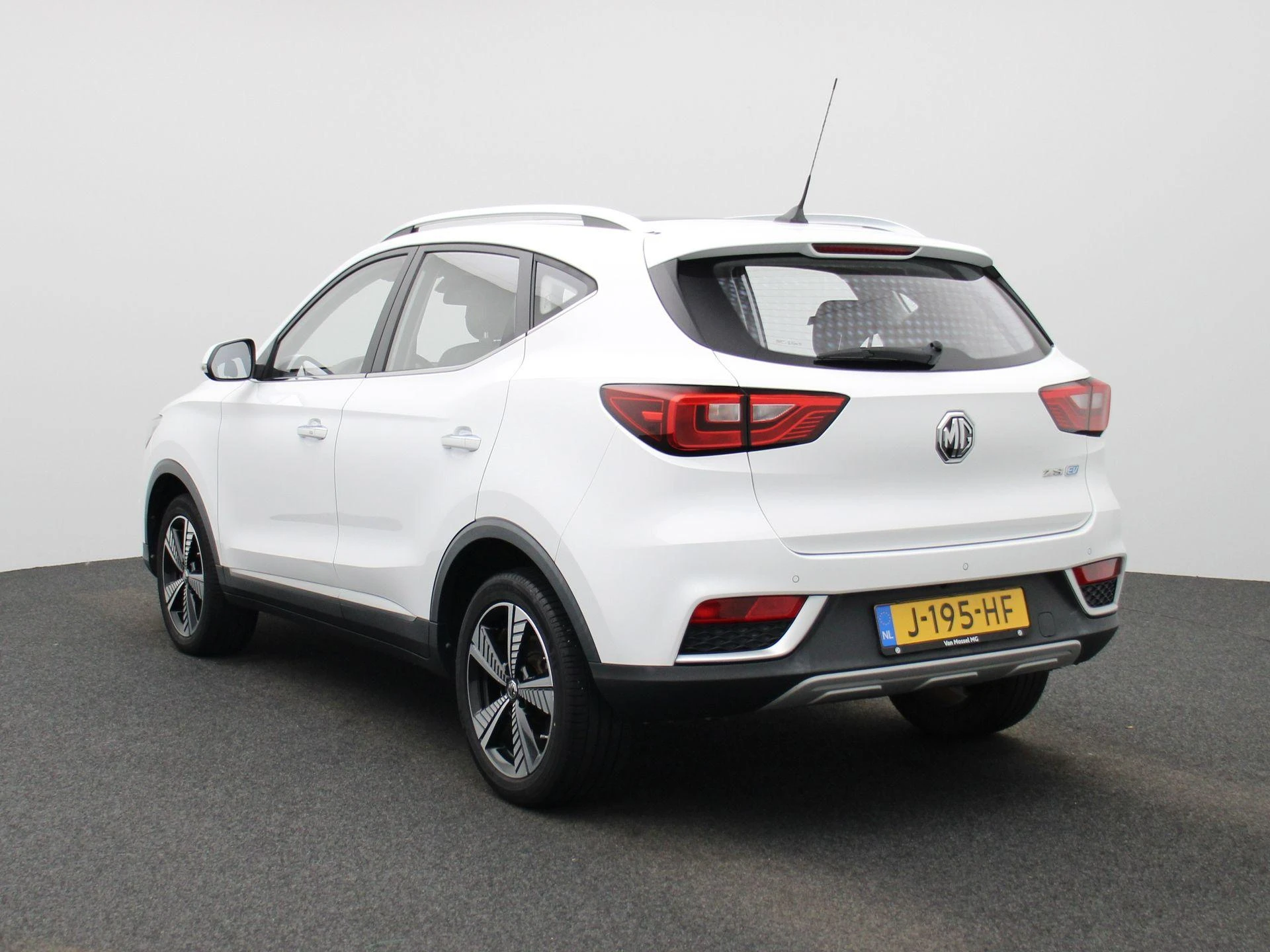 MG-ZS EV-image-1