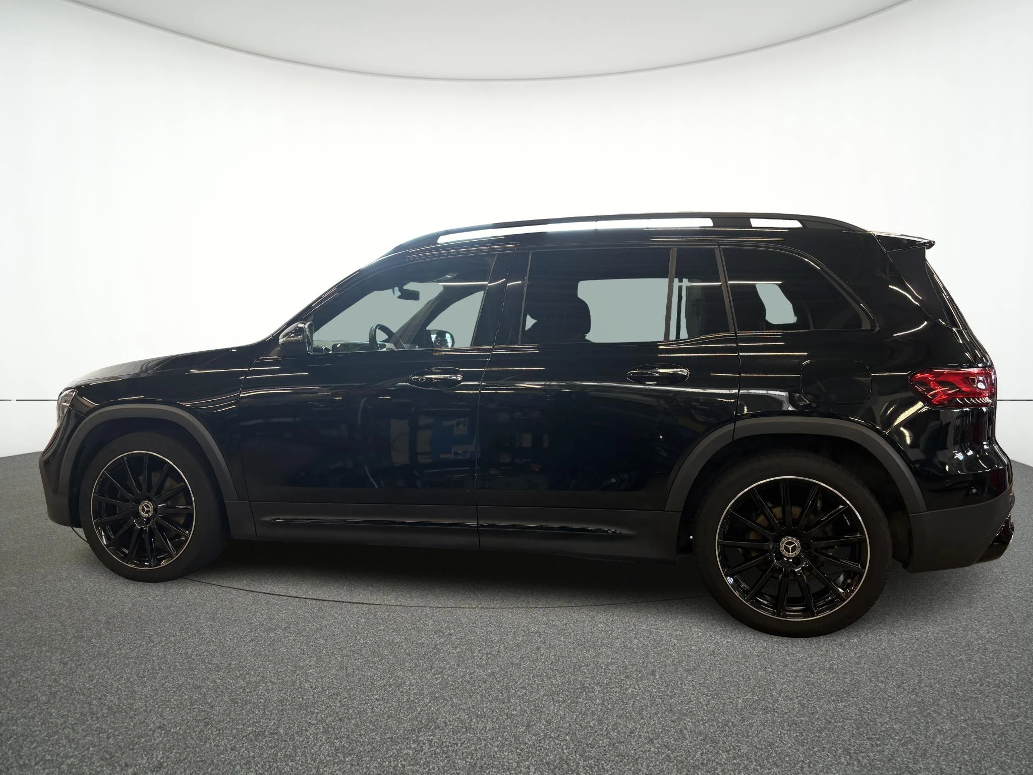 Mercedes-Benz-GLB-image-3