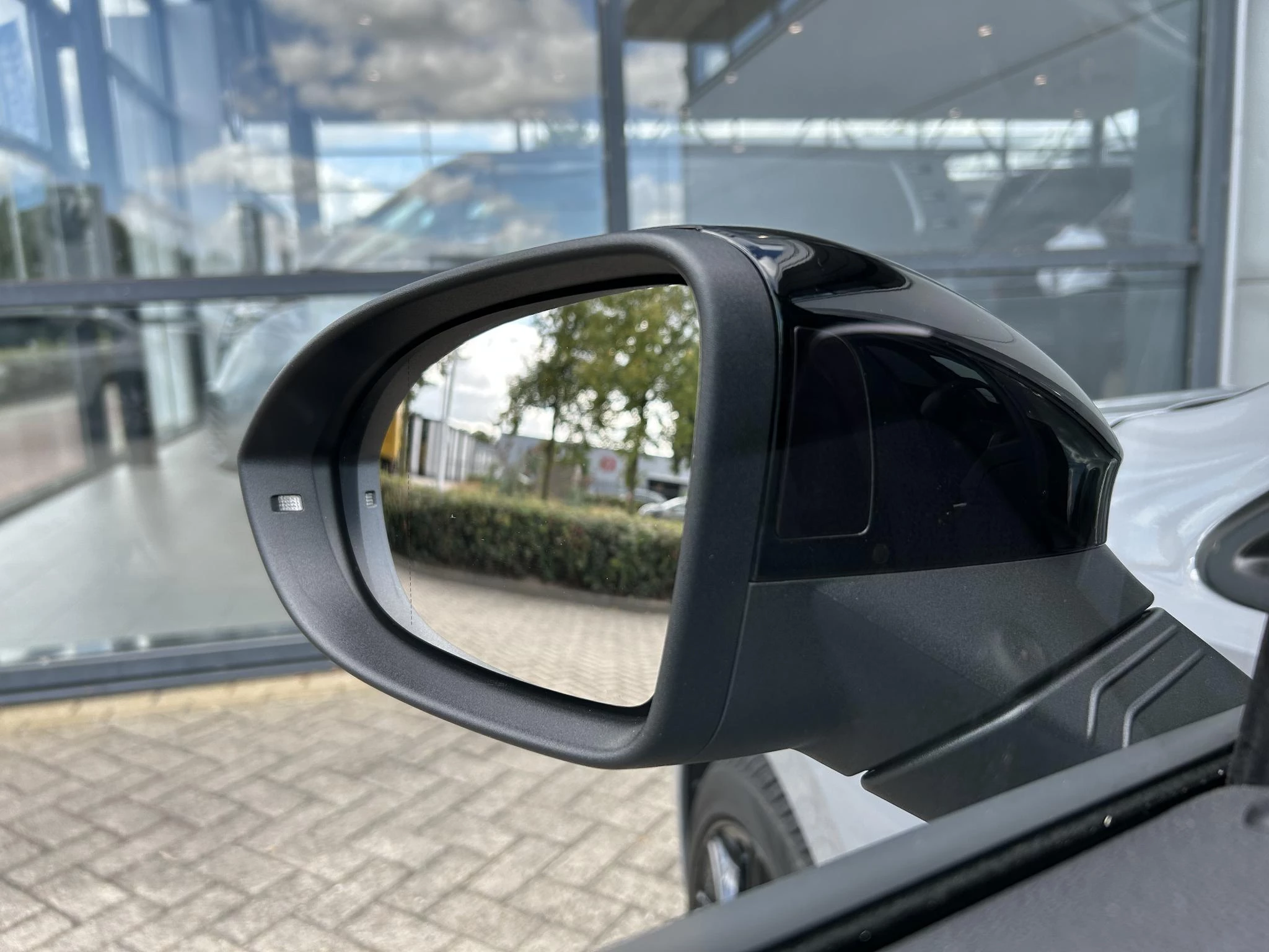 Volkswagen-Golf-image-12