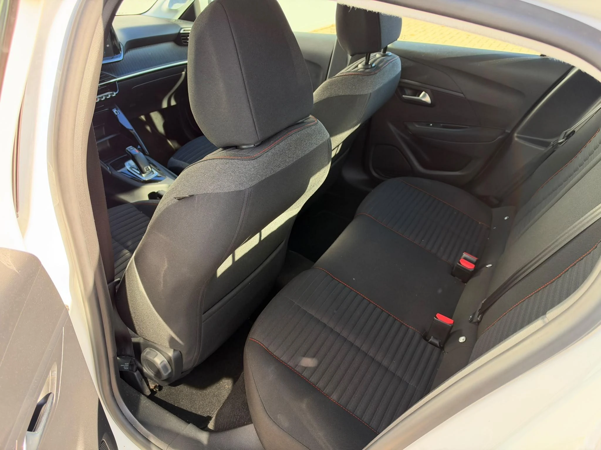 Peugeot-208-image-18