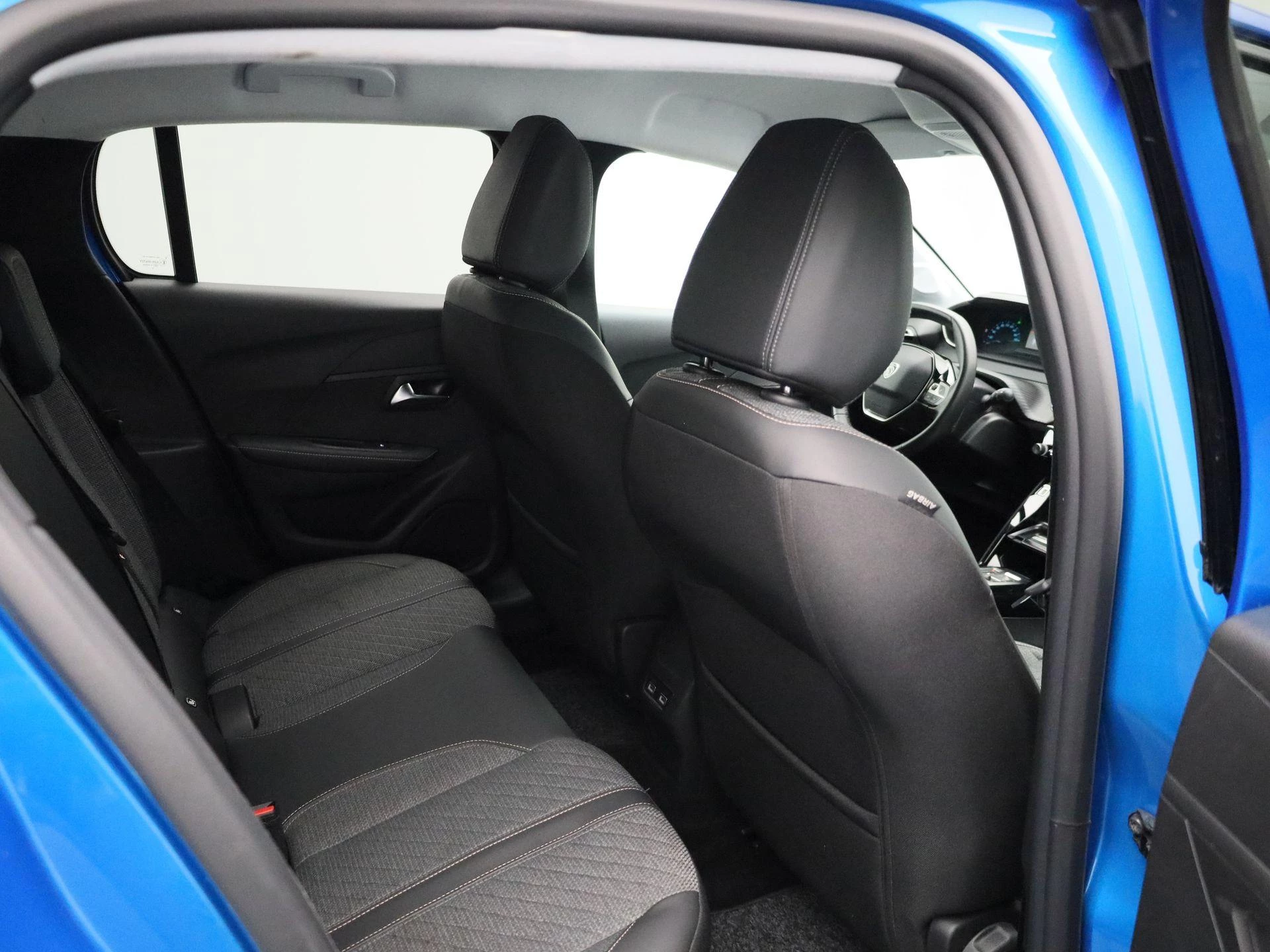 Peugeot-e-208-image-37