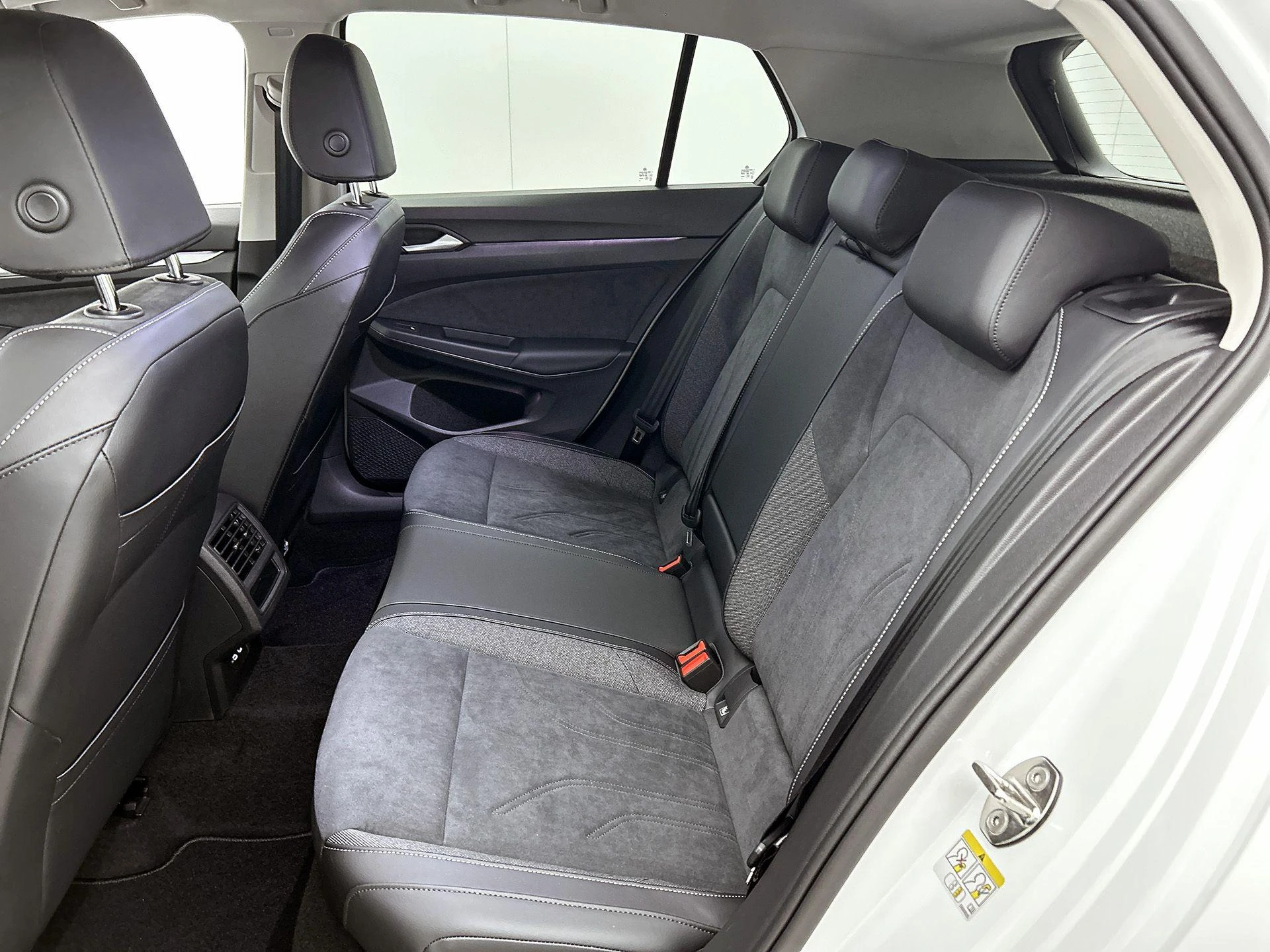 Volkswagen-Golf-image-27