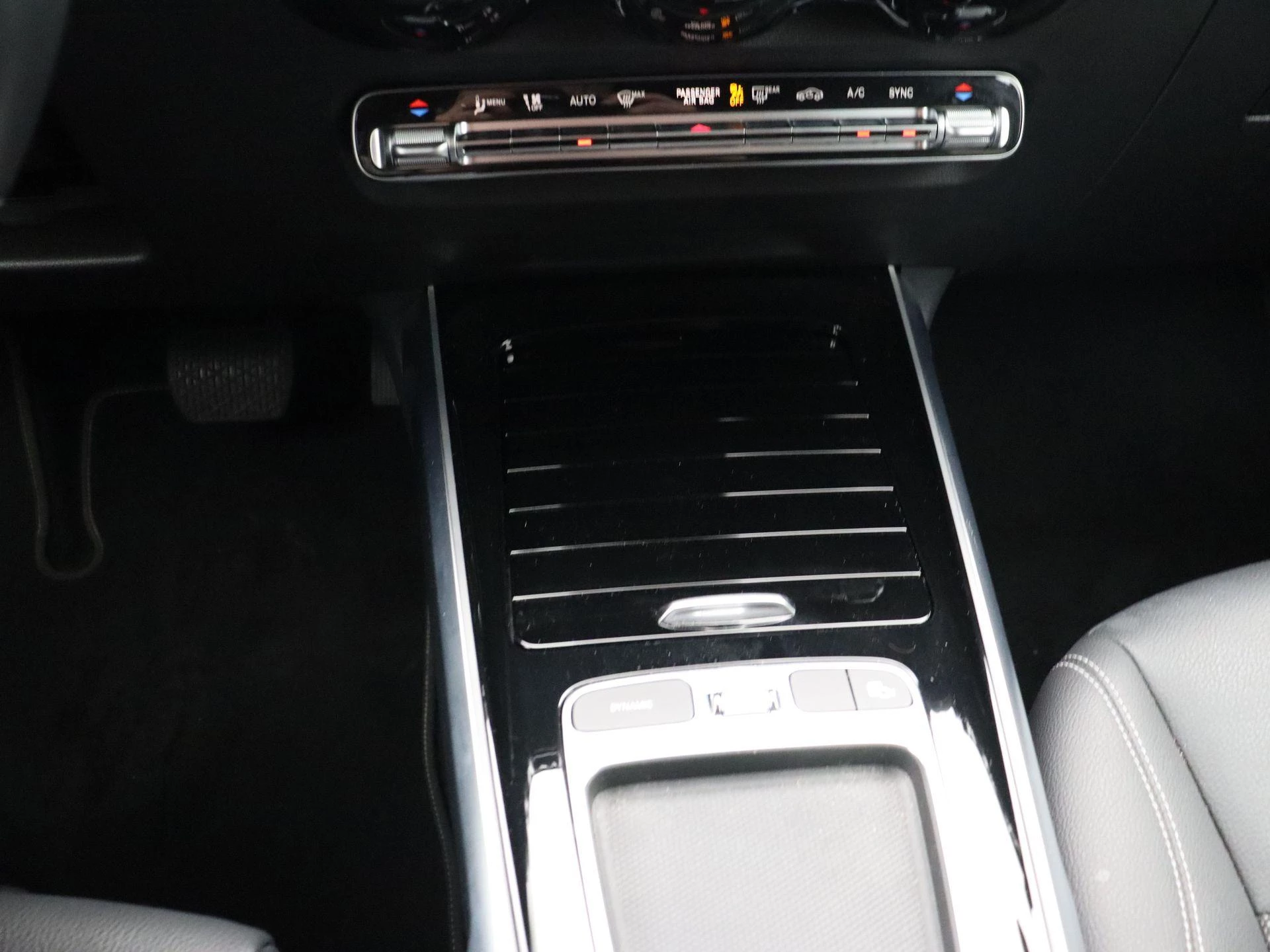 Mercedes-Benz GLB 180 Luxury Line + CARPLAY + TREKHAAK + NIGHTPAKKET +