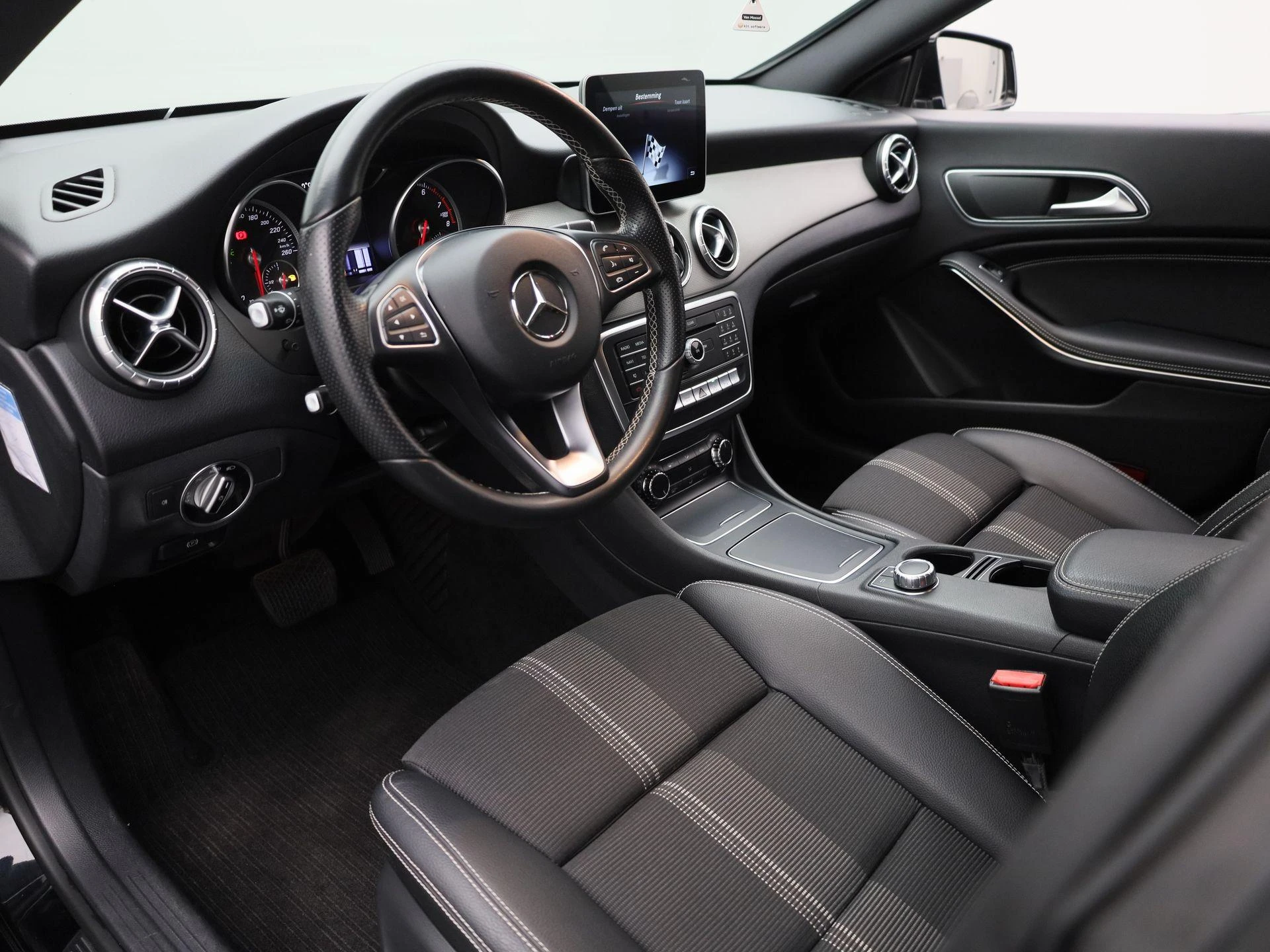 Mercedes-Benz-CLA-image-16