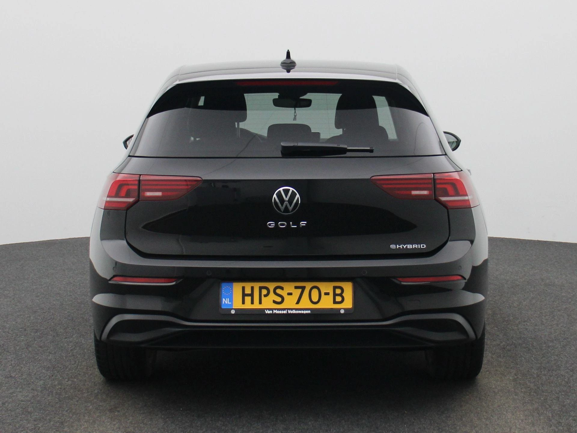 Volkswagen-Golf-image-4