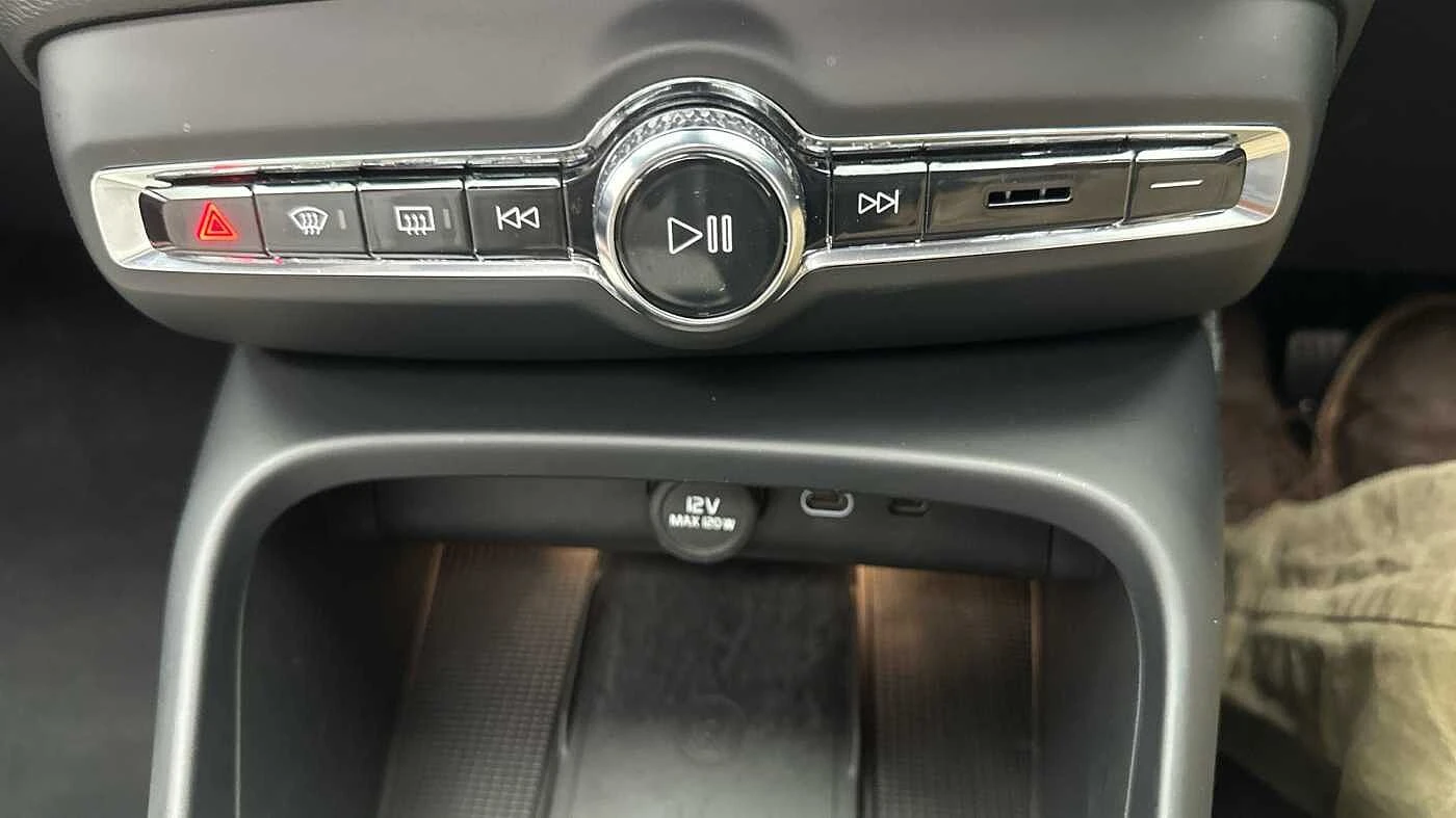 Volvo-EX40-image-22