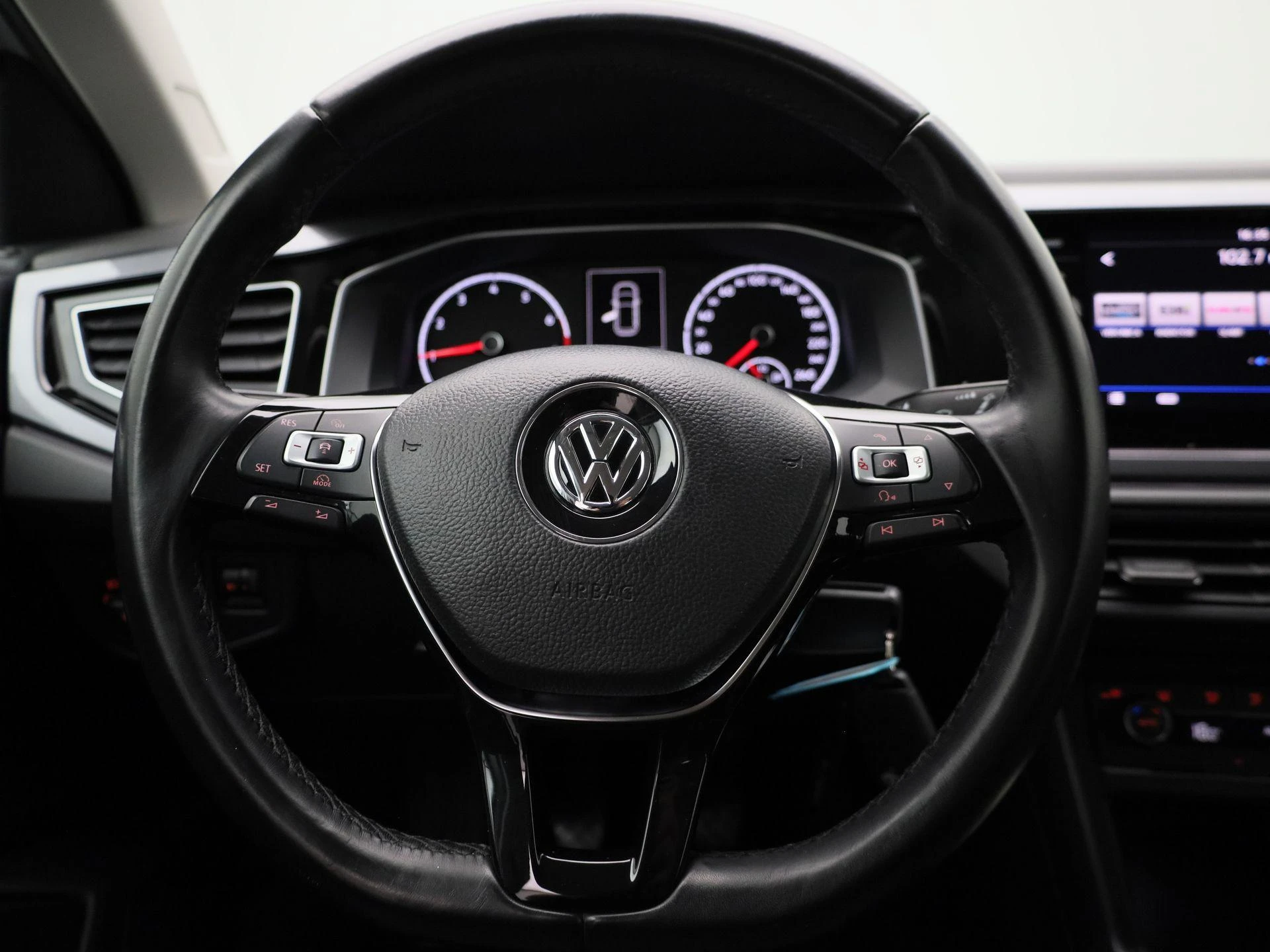 Volkswagen-Polo-image-6