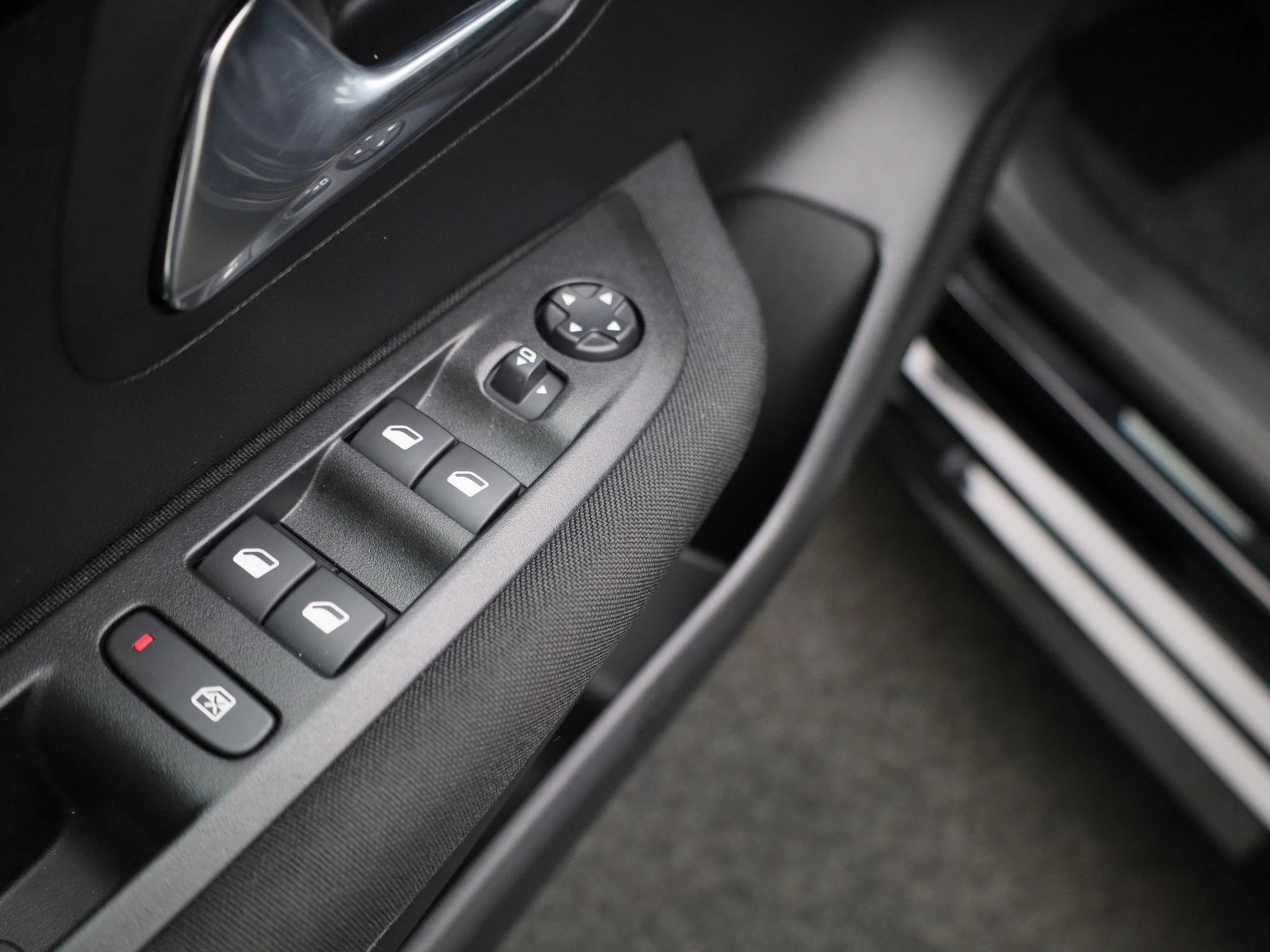 Peugeot-e-208-image-32