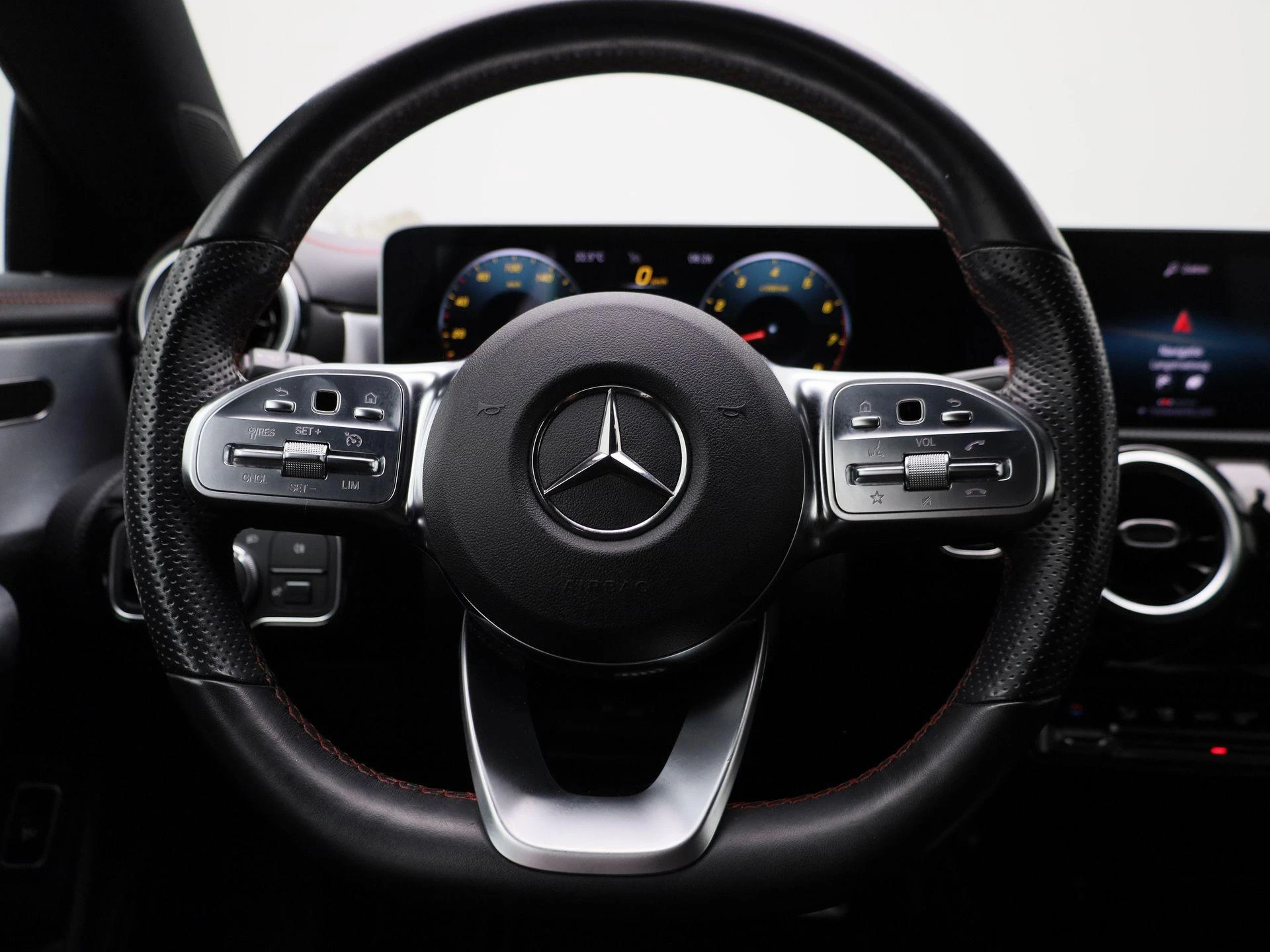 Mercedes-Benz-CLA-image-6