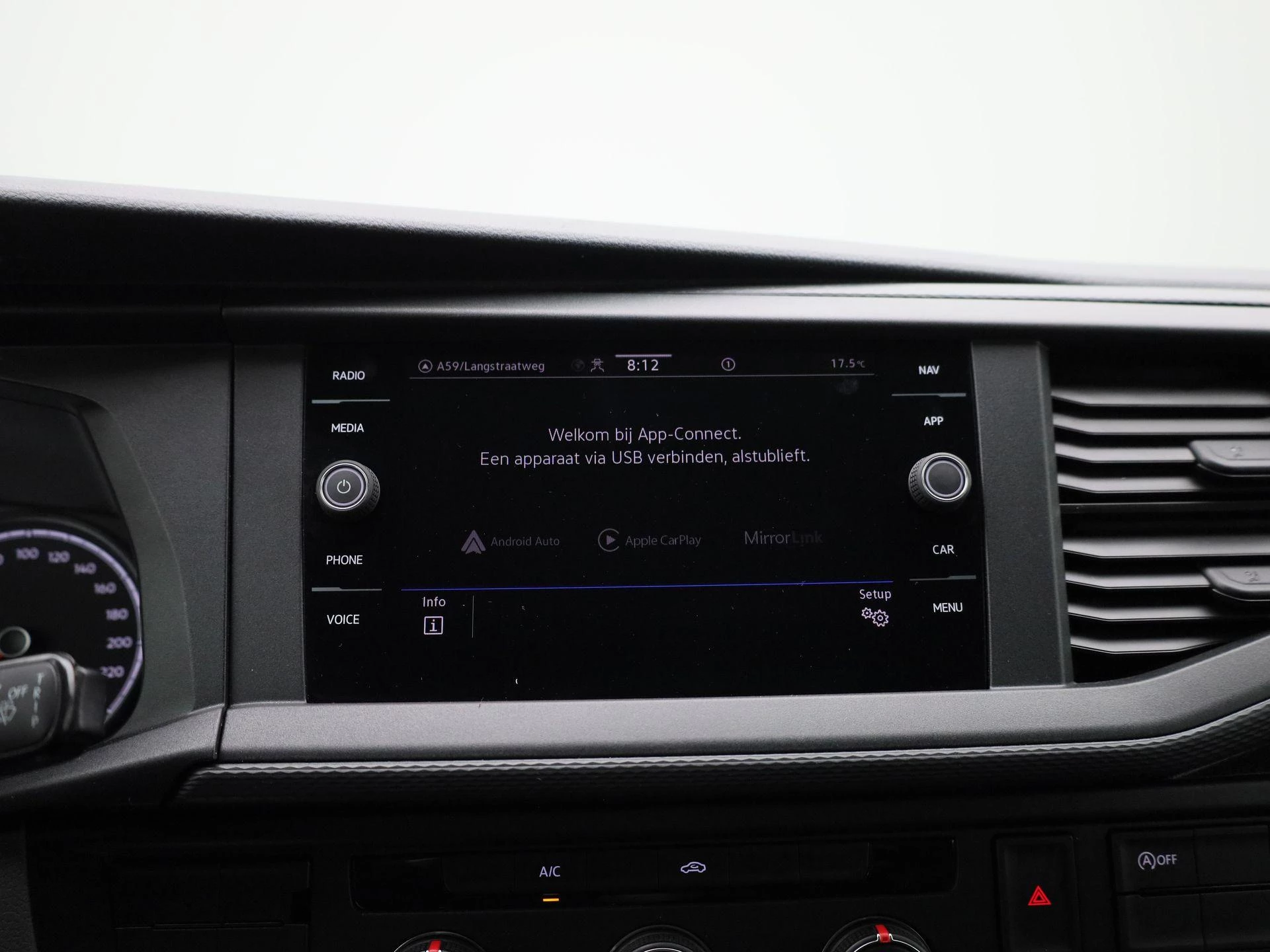 Volkswagen-Transporter-image-22