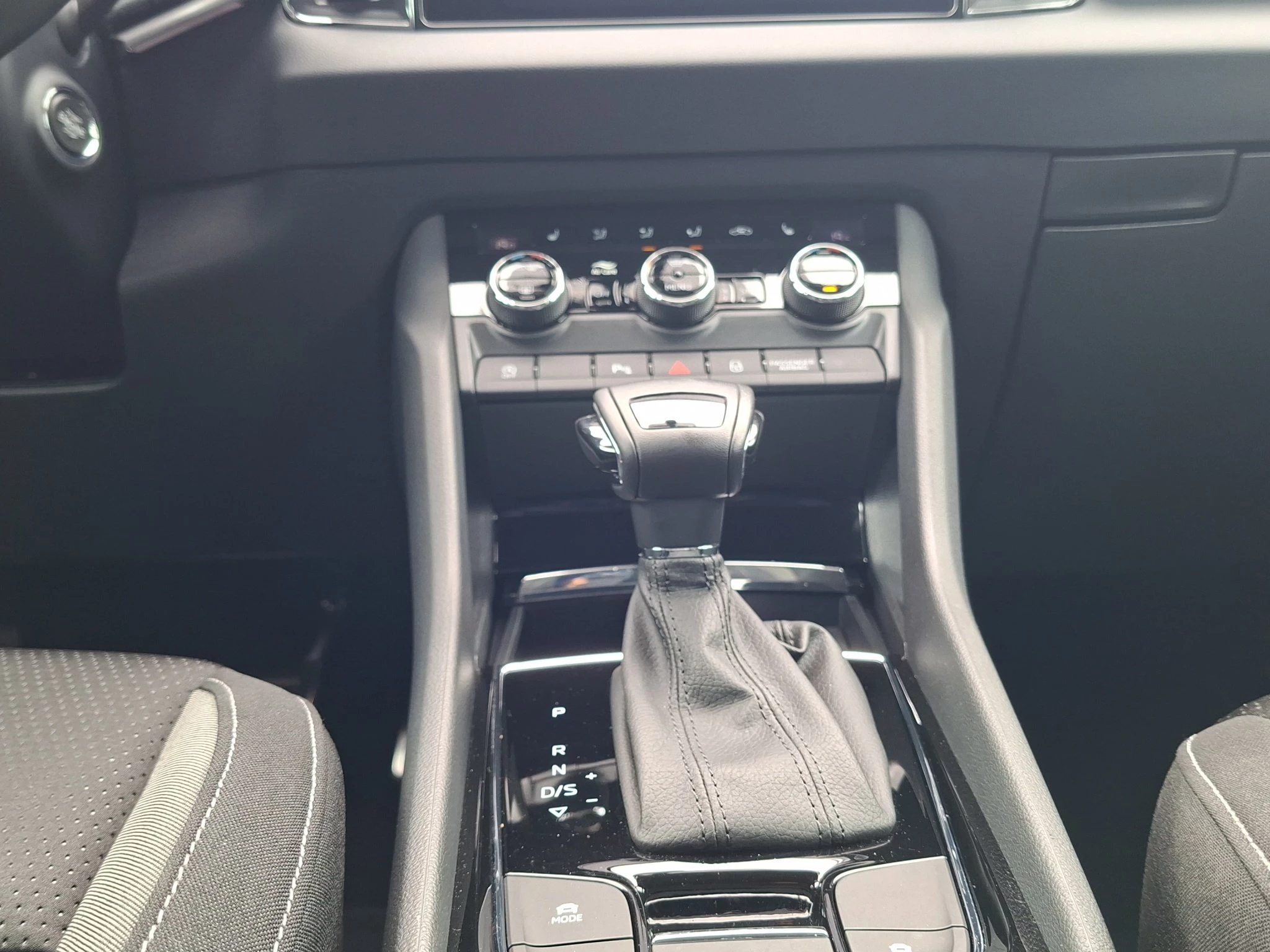 Škoda Karoq Tour 1.5 TSI ACT Aut. | LED | AHK | ACC | RFK | SHZ | LMF | Navi