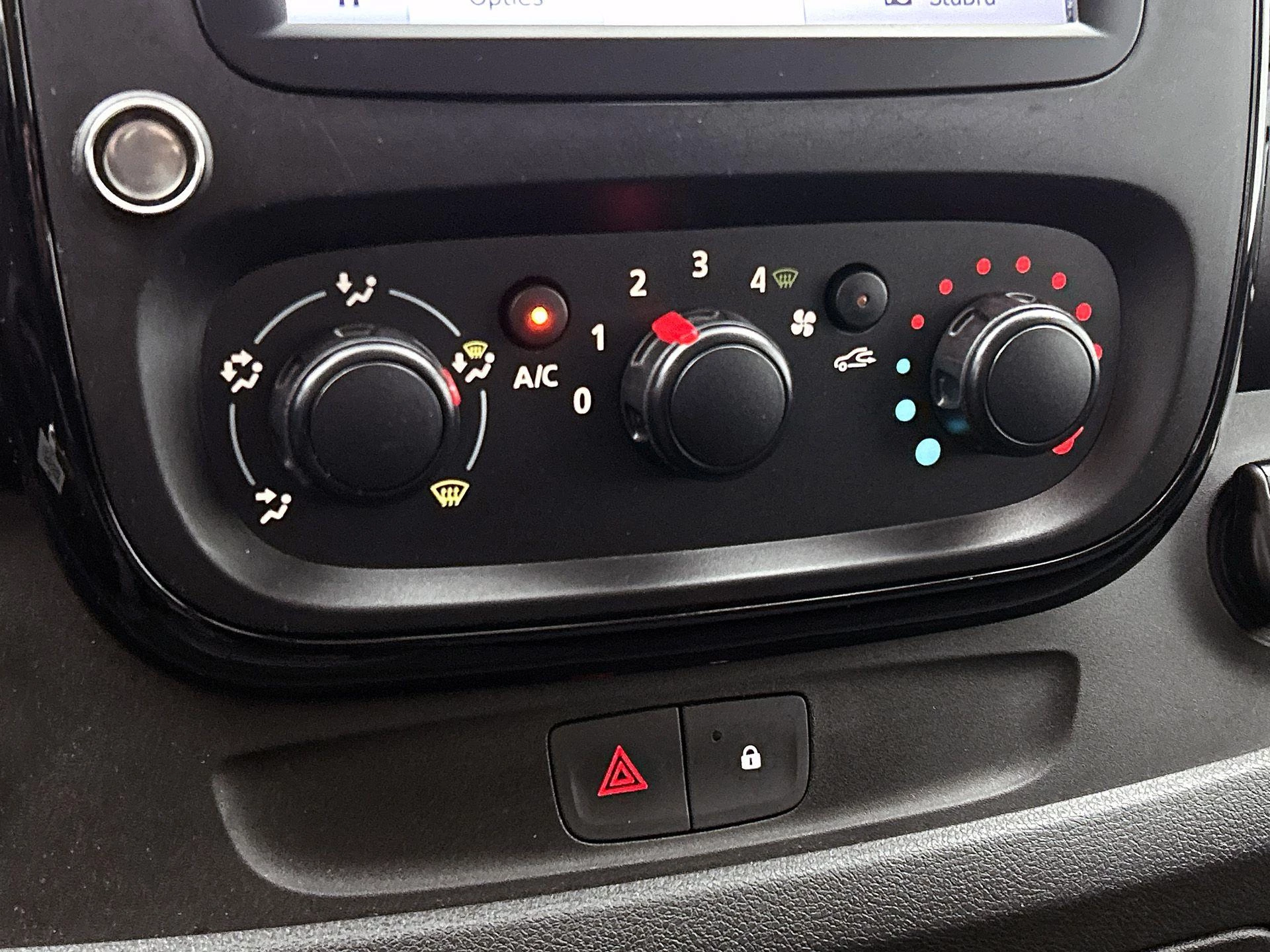 Opel-Vivaro-image-17