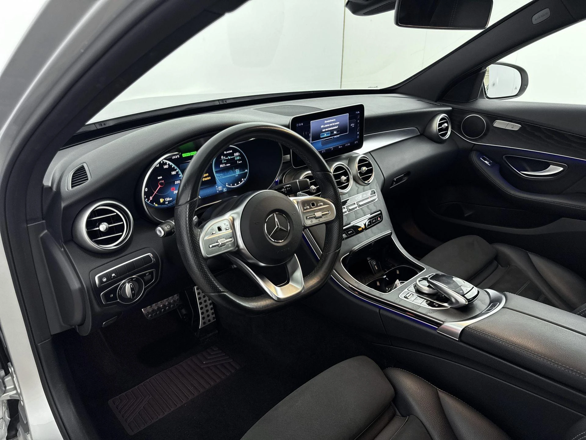Mercedes-Benz-C-Klasse-image-8