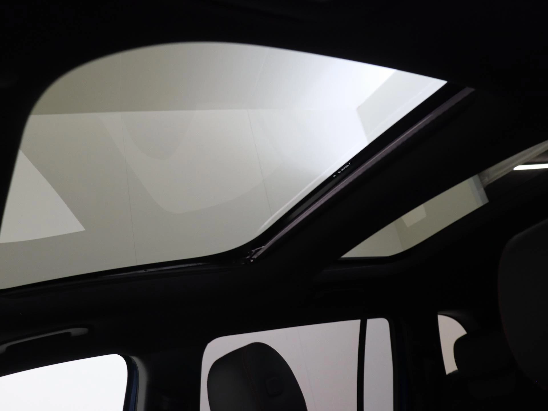 Mercedes-Benz-EQB-image-27