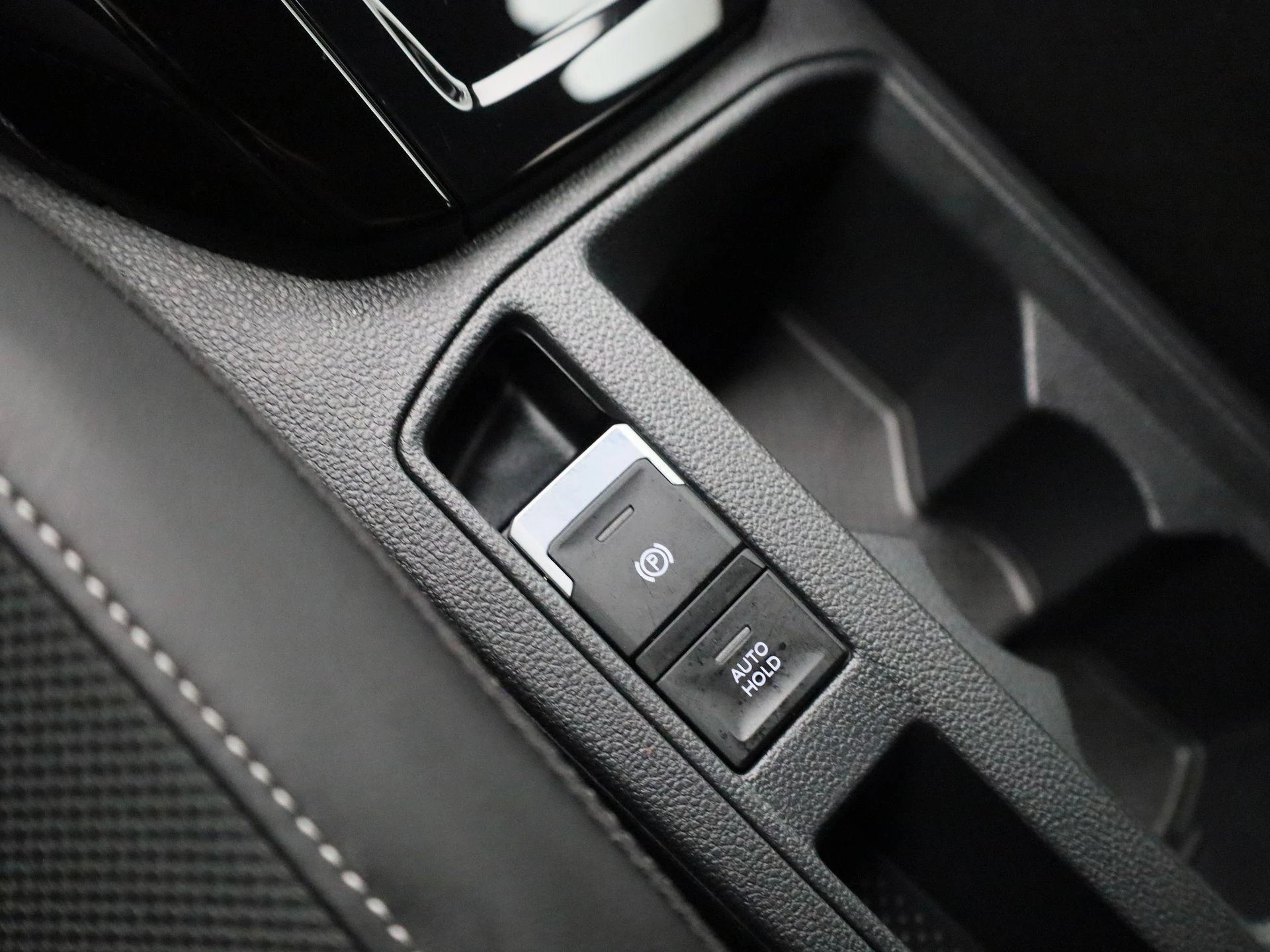 Volkswagen-T-Roc-image-18