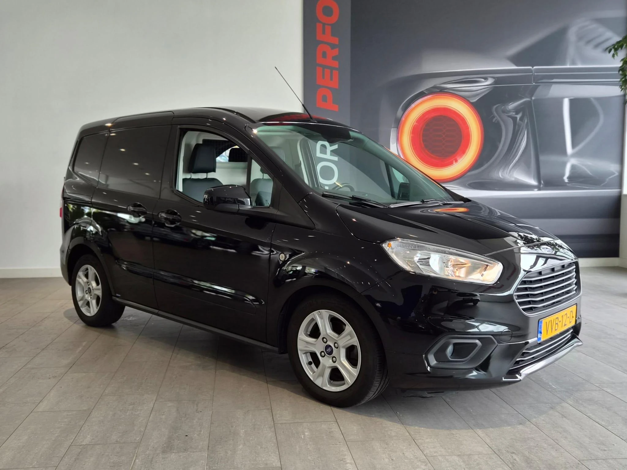 Ford-Transit Courier-image-2