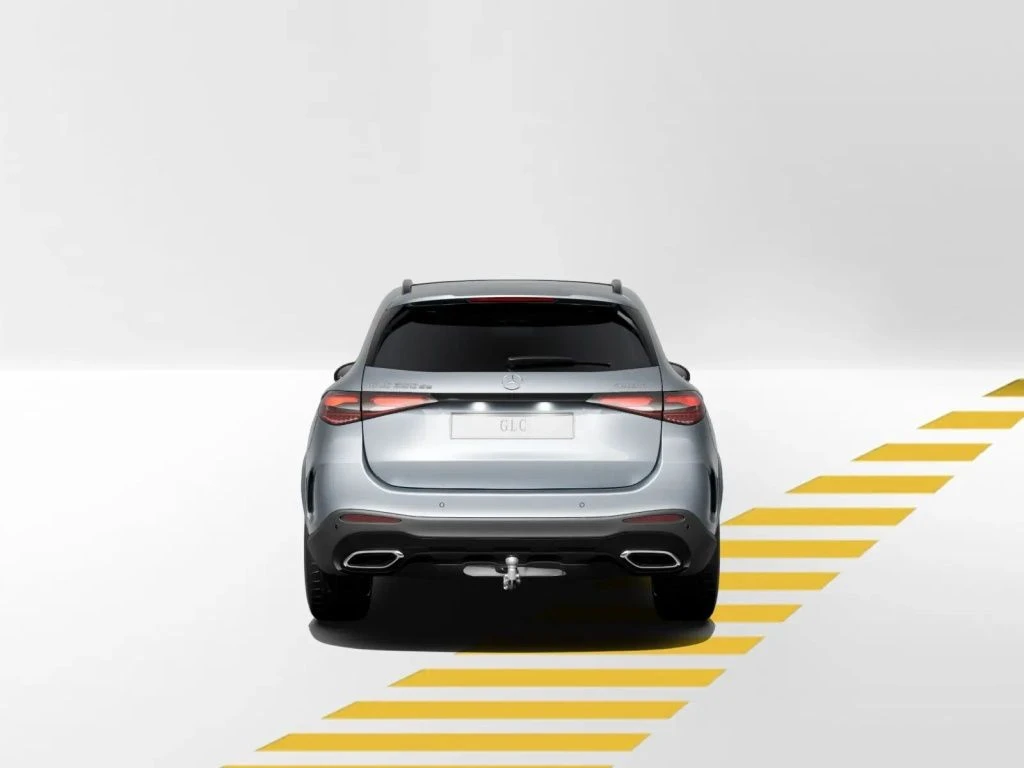 Mercedes-Benz-GLC 300 de-image-4
