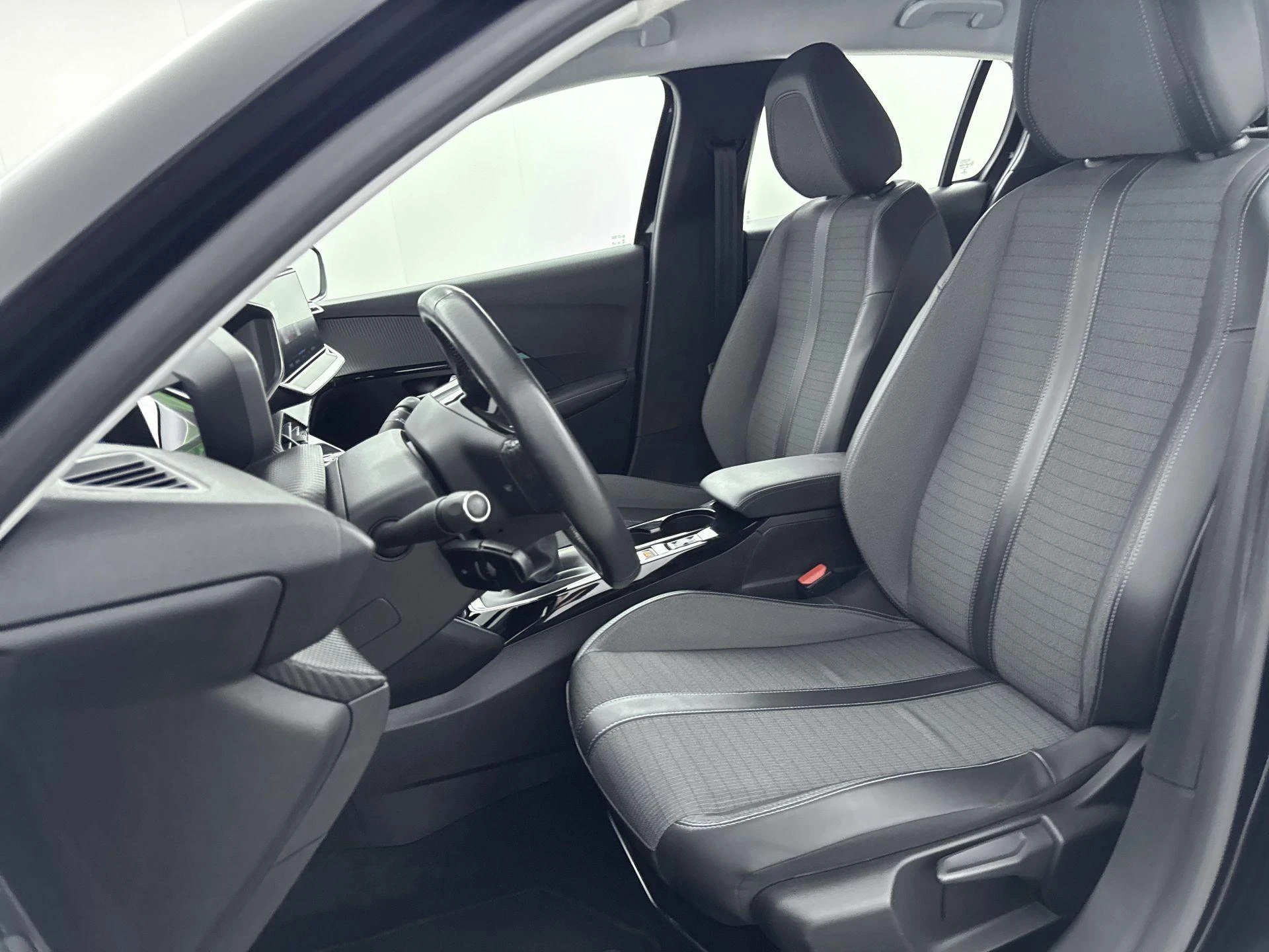 Peugeot-208-image-27