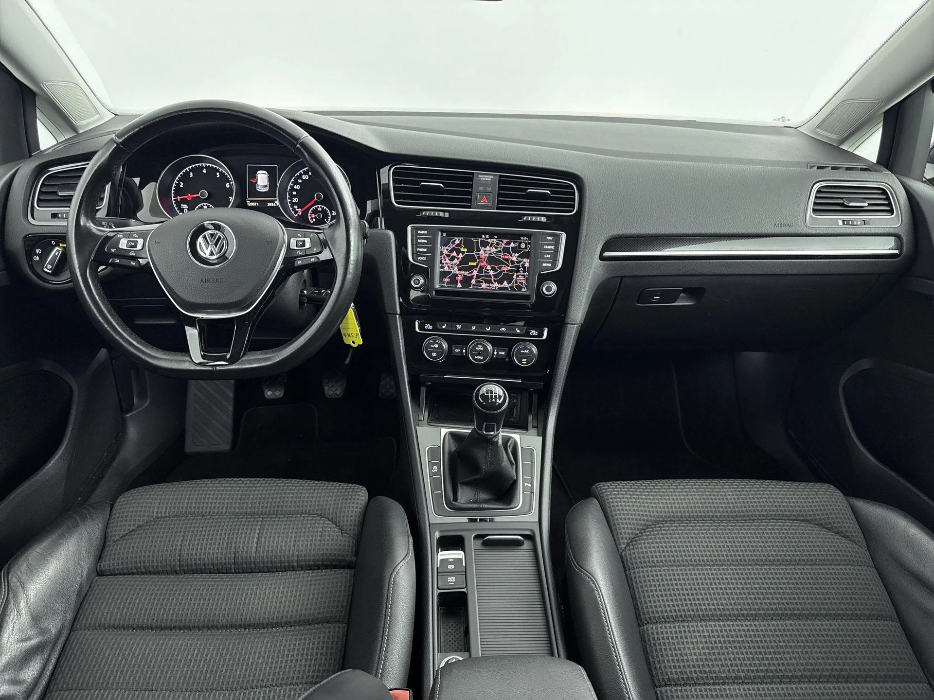 Volkswagen-Golf-image-16