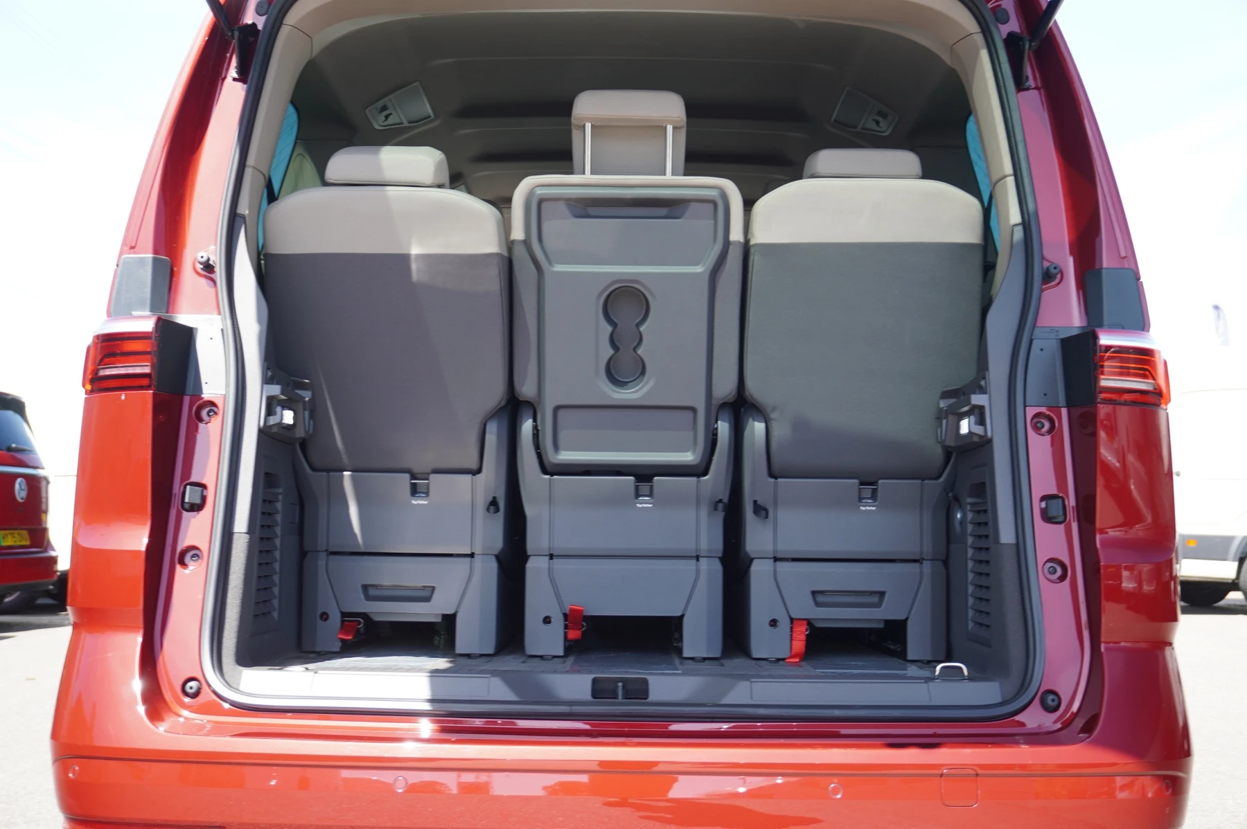 Volkswagen-Multivan-image-12