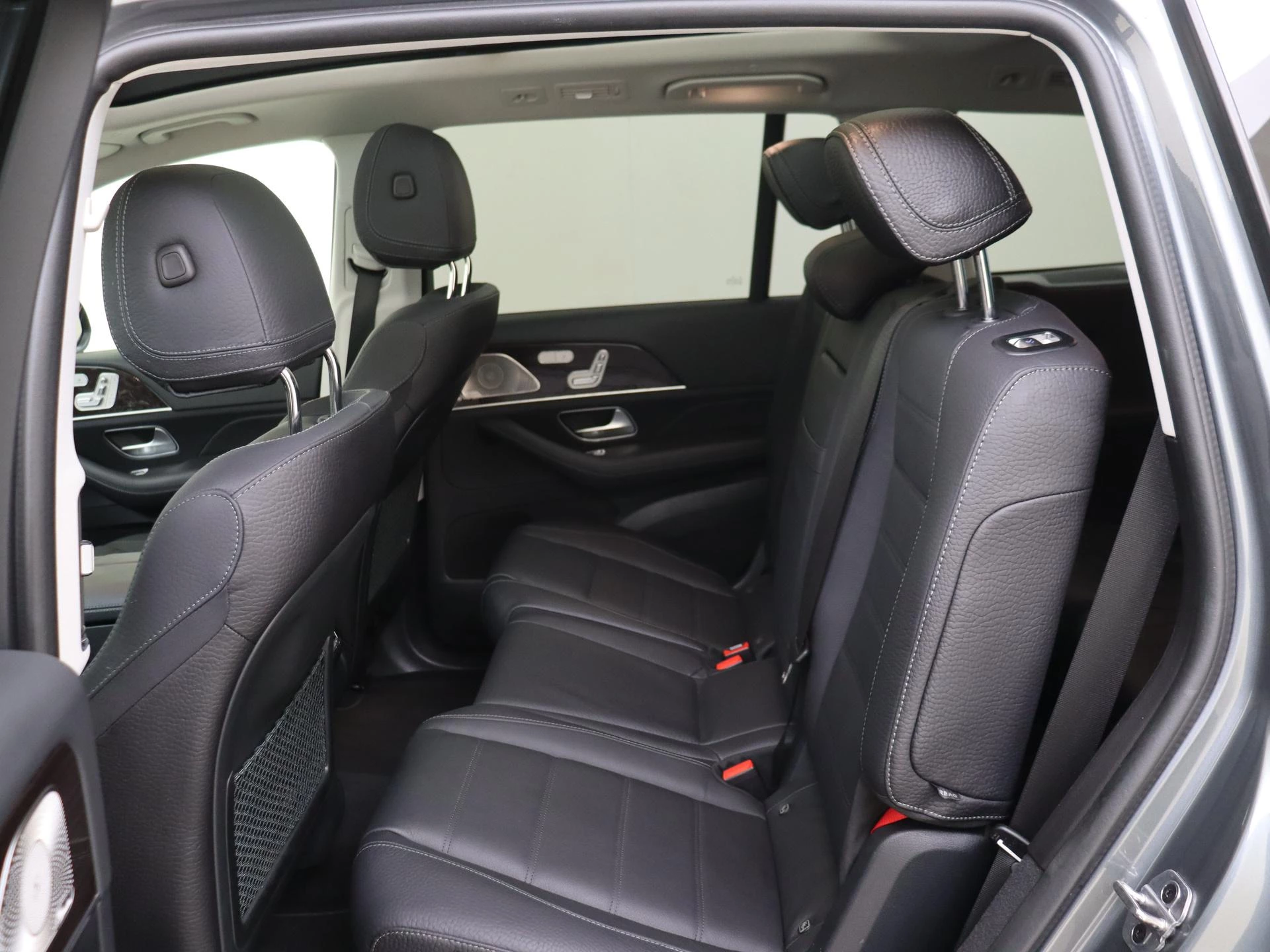 Mercedes-Benz-GLS-image-12