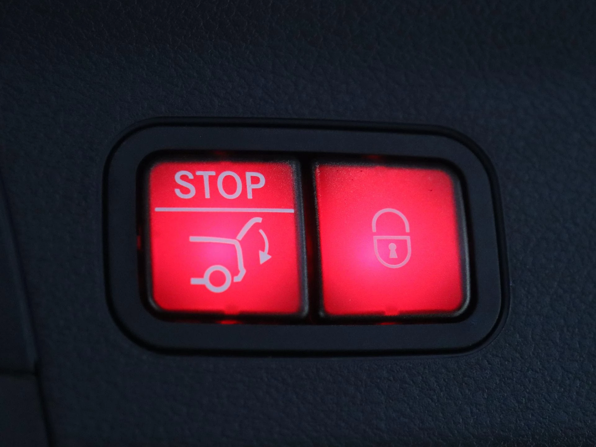 Mercedes-Benz-GLS-image-37