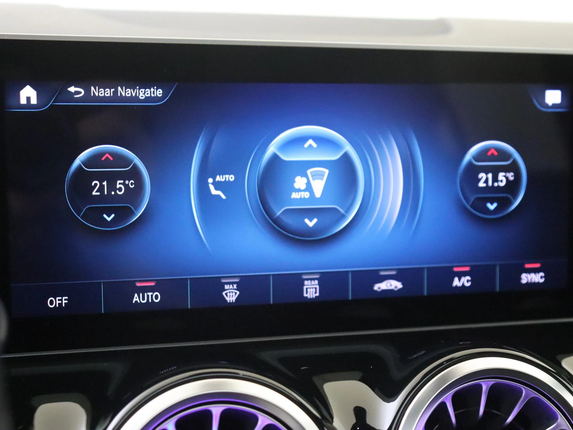 Mercedes-Benz-GLA-image-19