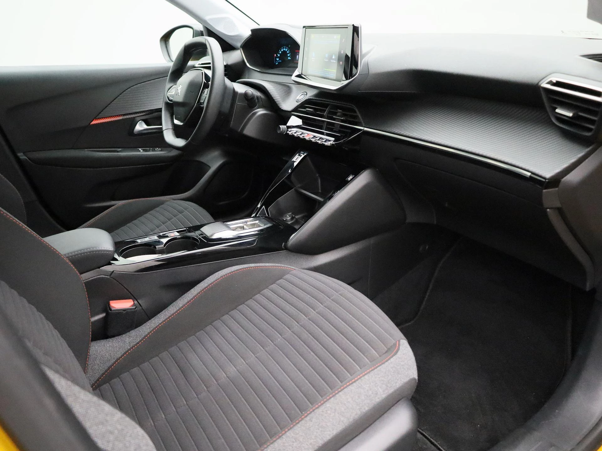 Peugeot-e-208-image-38
