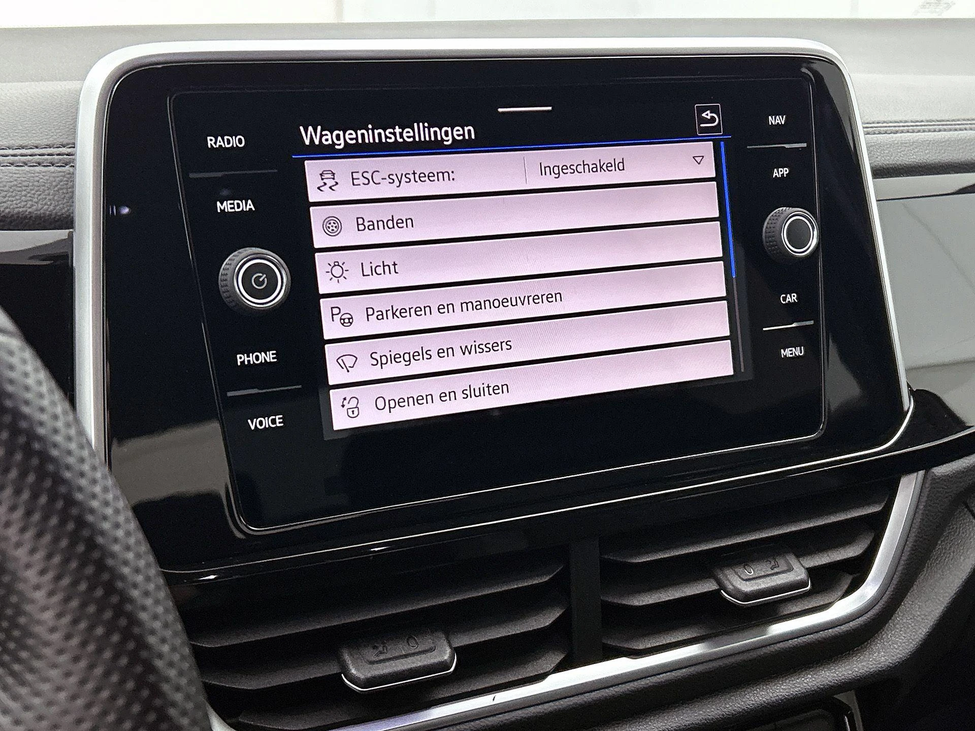 Volkswagen-T-Roc-image-9