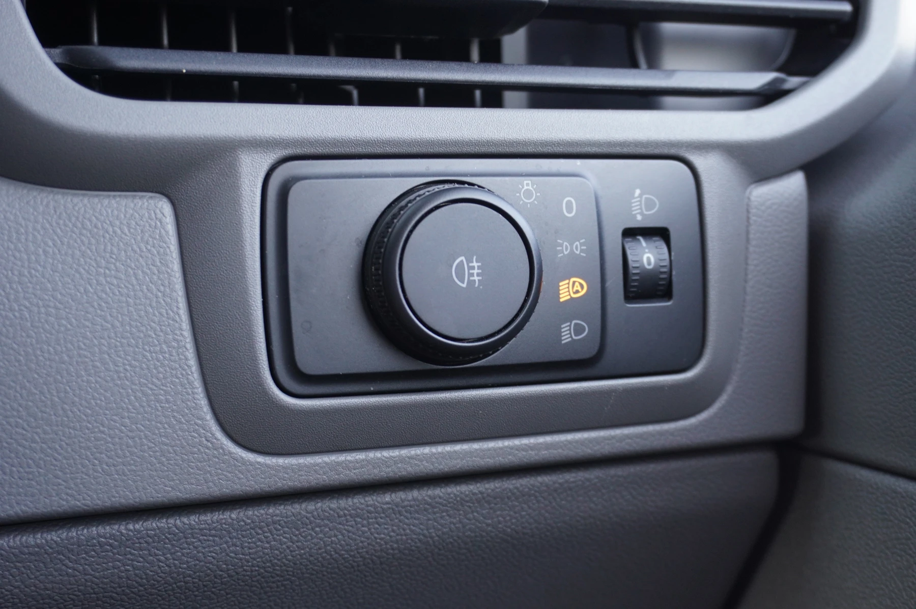Volkswagen-Transporter-image-40