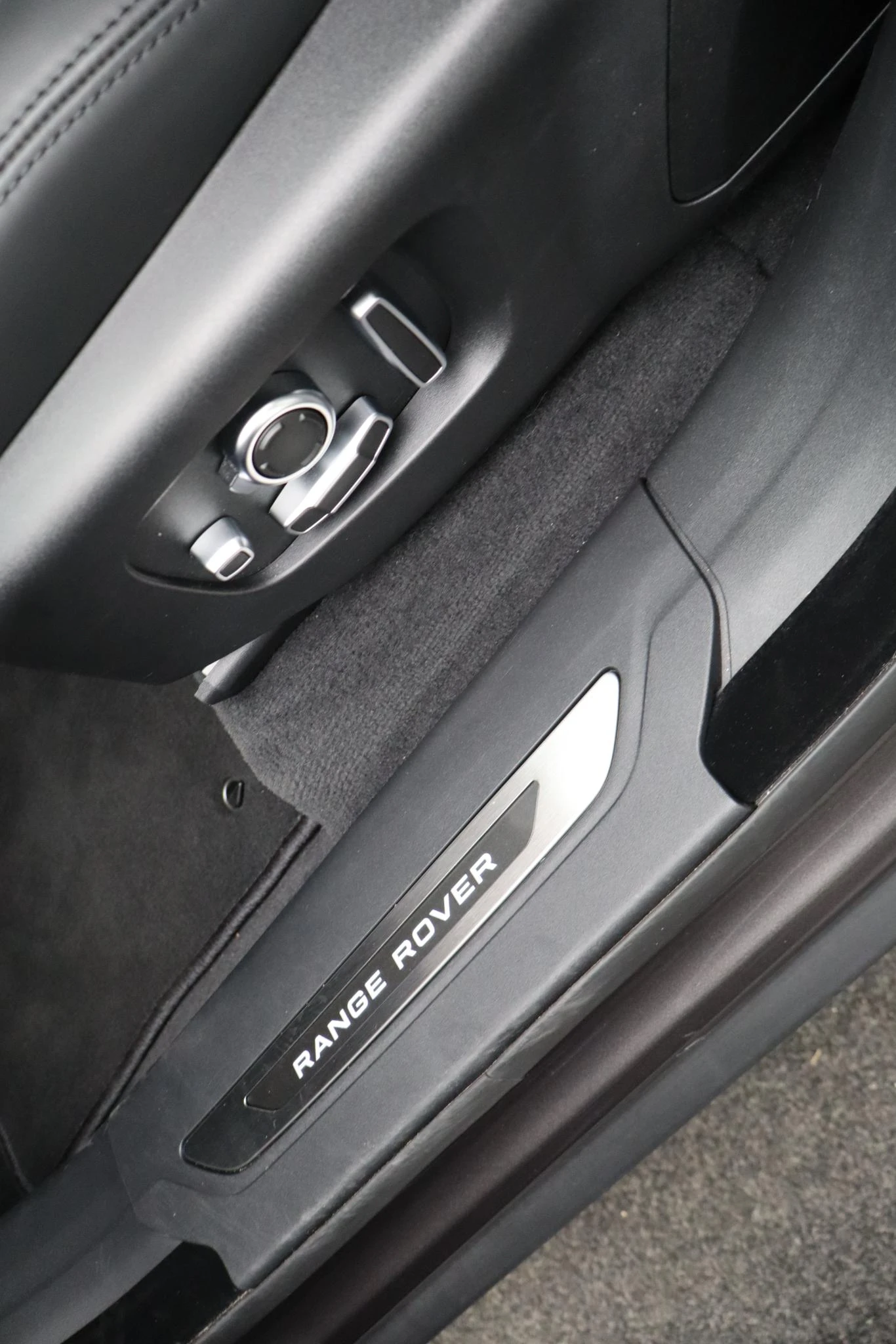 Land Rover-Range Rover Velar-image-31