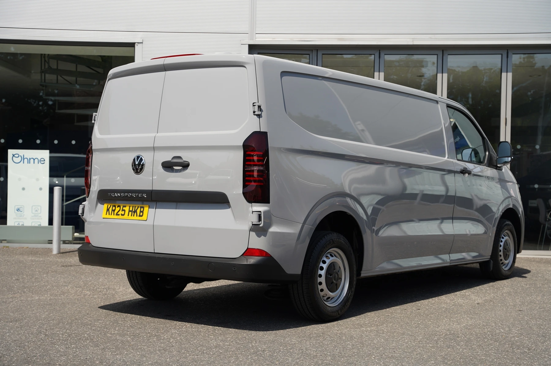 Volkswagen-Transporter-image-11