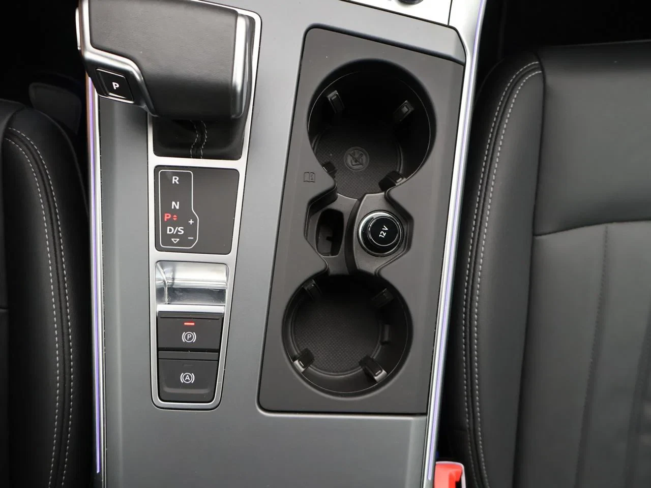 Audi A6 Avant PHEV A6 Avant PHEV 50TFSIe *AUTOMAAT*TREKHAAK*LEDER*CAMERA*ACC*VIRTUAL COCKPIT*PDC*SFEERVERLICHTING*AIRCO*...*