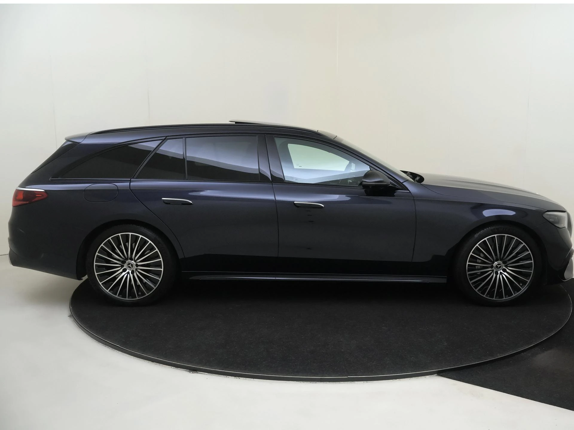 Mercedes-Benz-E-Klasse-image-8
