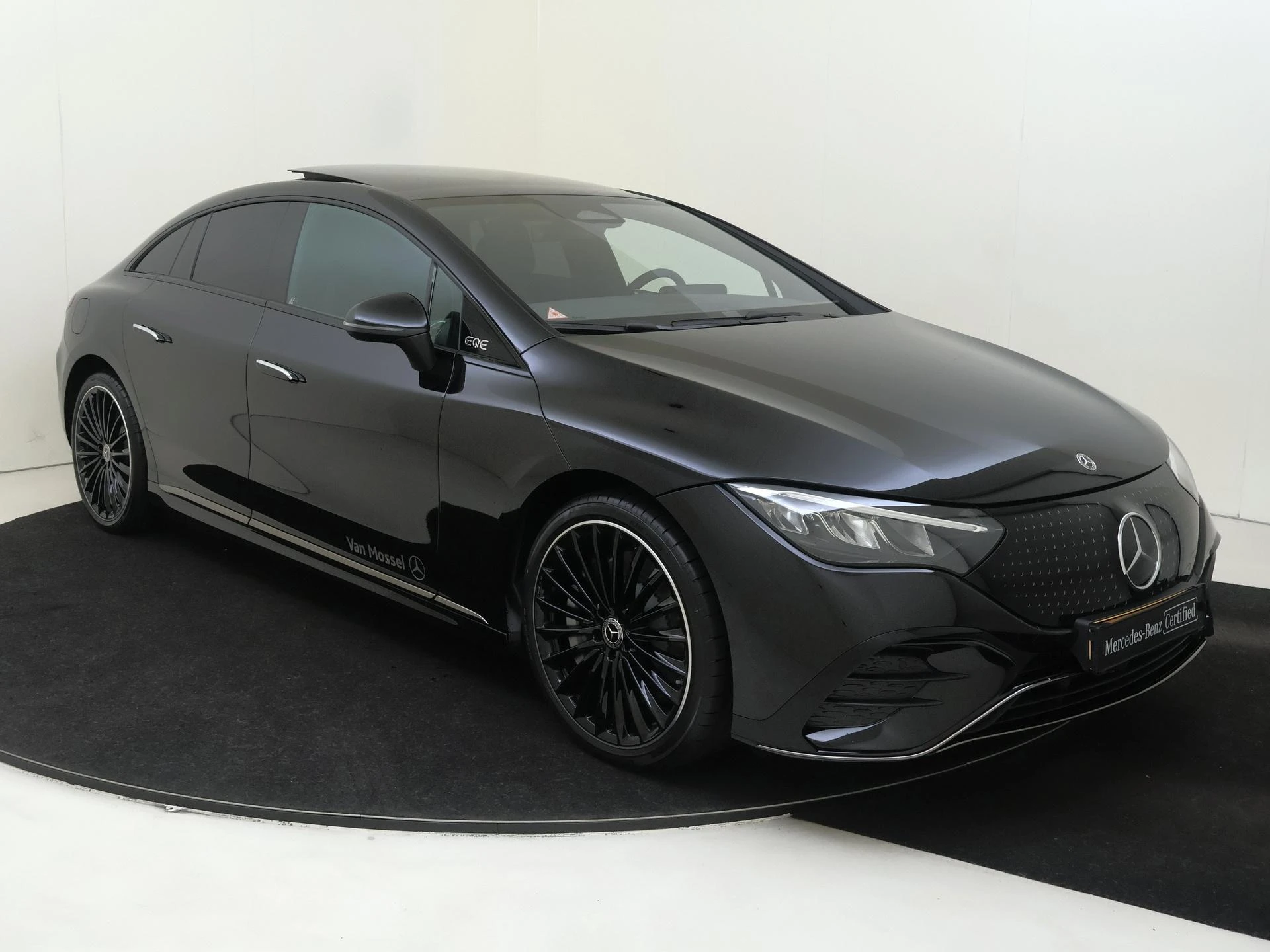 Mercedes-Benz-EQE-image-1