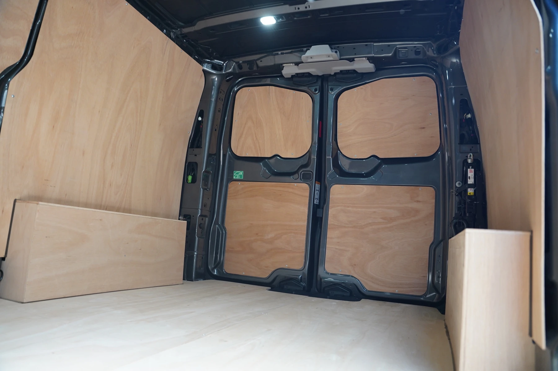 Volkswagen-Transporter-image-28