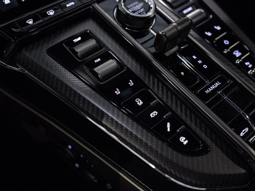 Aston Martin-V8 Vantage-image-29